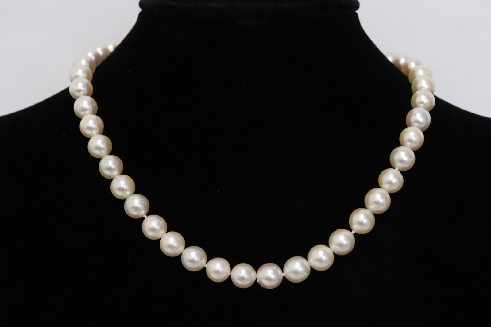 Fine cultured pearl necklace (1 of 6)