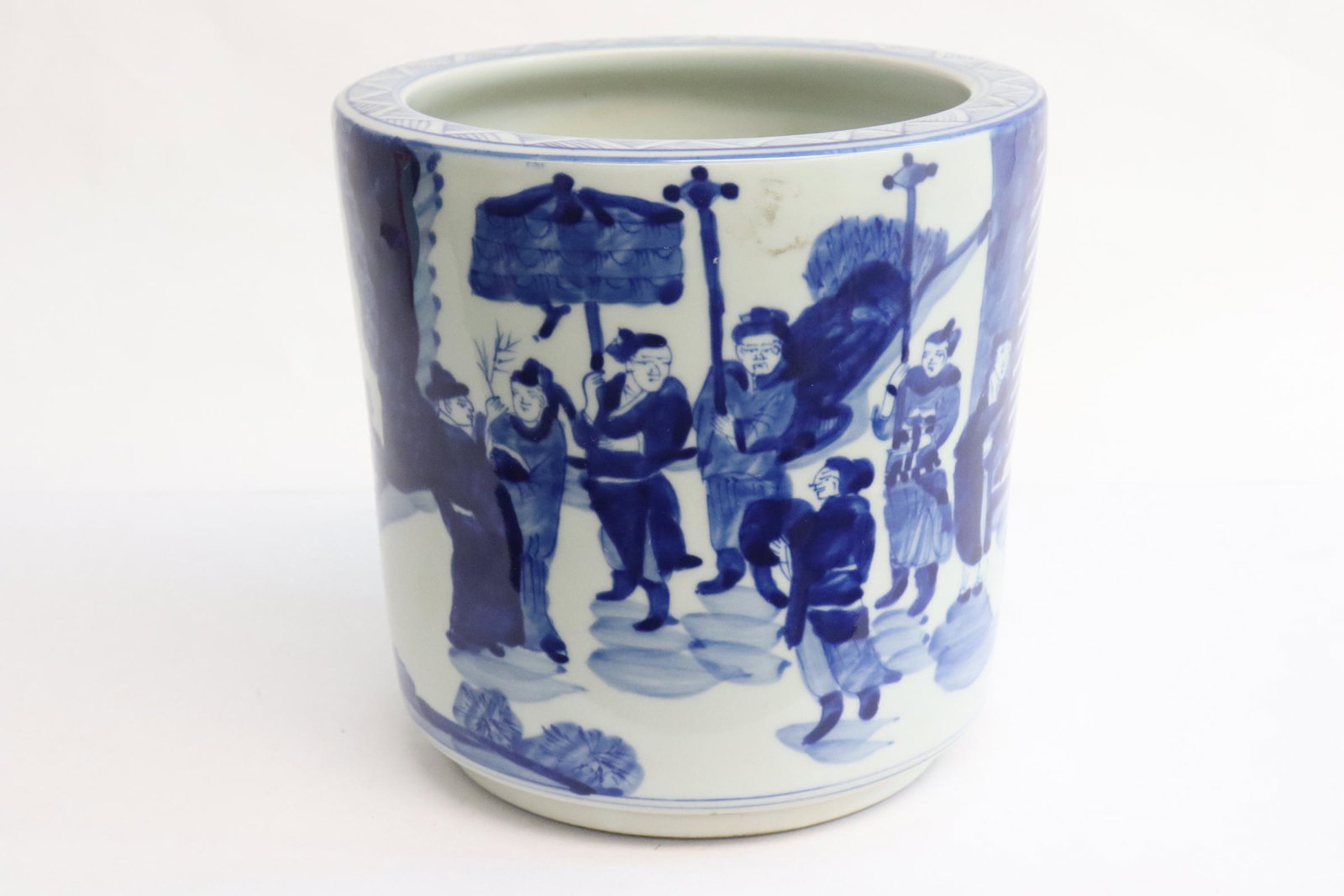 Chinese blue and white porcelain brush holder: Chinese blue and white porcelain brush holder, 6.6"x6.6"dia