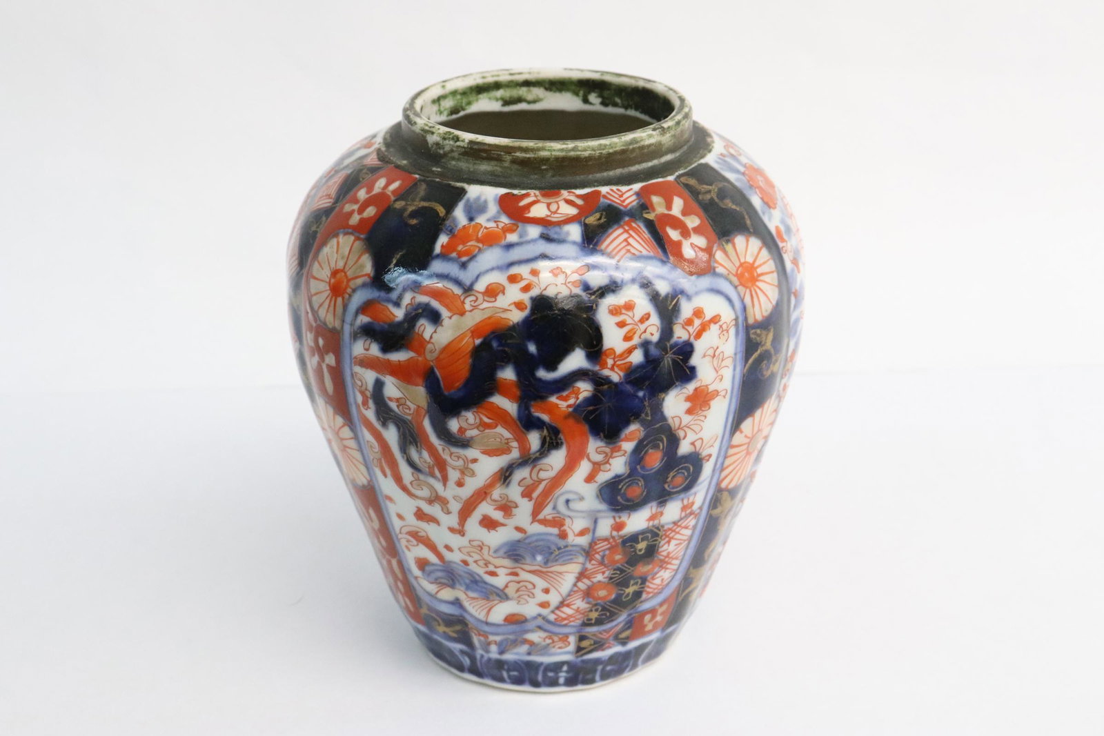 Antique Japanese imari porcelain jar, no top: Antique Japanese imari porcelain jar, no top, 5.8"x5"dia