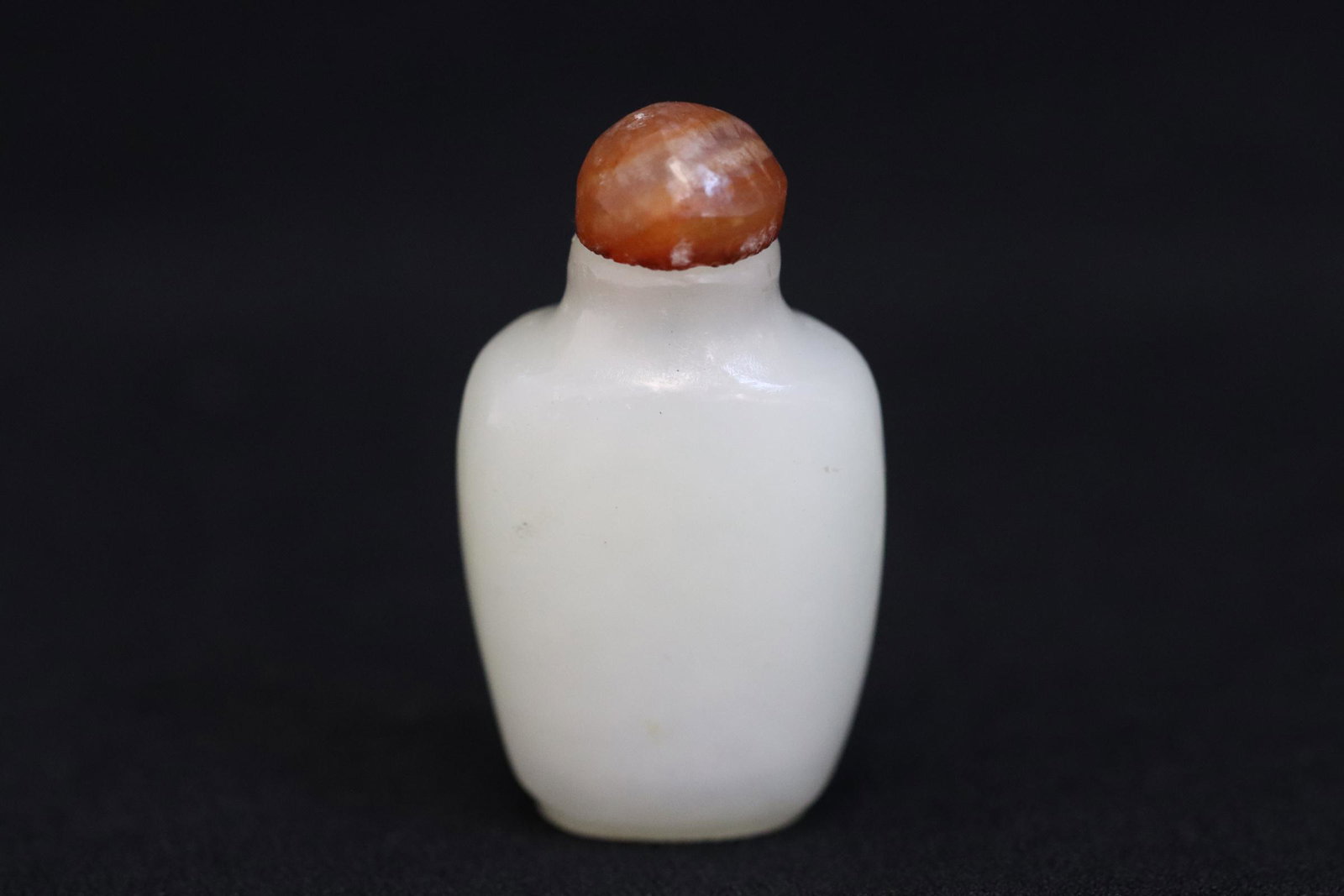 Chinese vintage miniature jade carved snuff bottle: Rare Chinese vintage miniature white jade carved snuff bottle (1.63"x0.88"x0.55"), snuff bottle is well hollowed