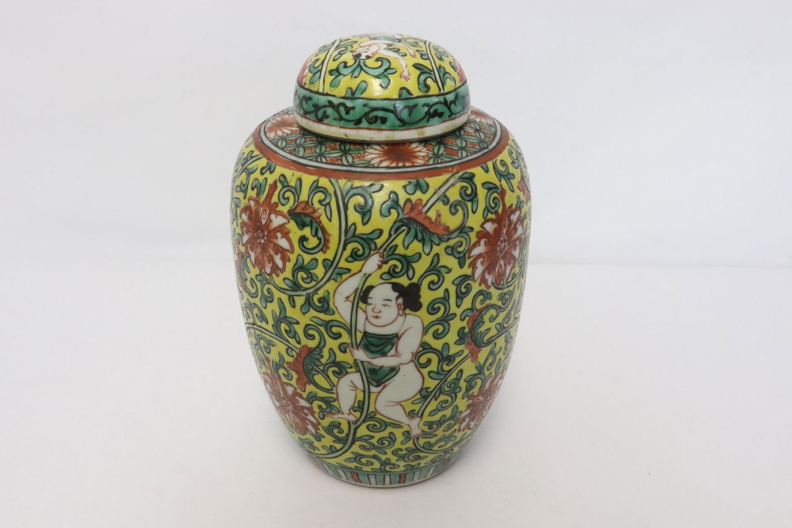 Chinese 19th c. porcelain covered jar, Daoguang period (1 of 11)