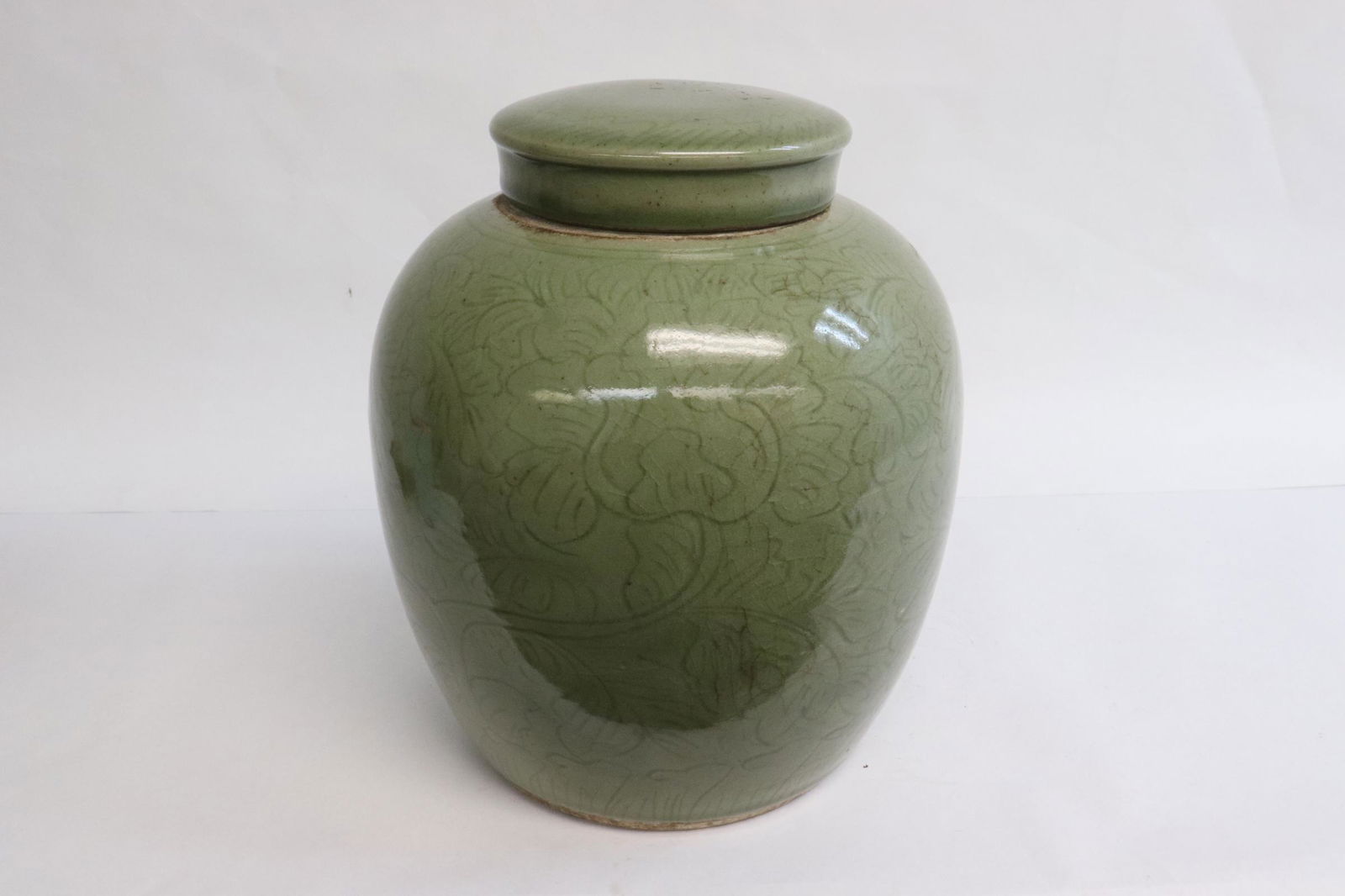 Chinese celadon porcelain covered jar: Chinese celadon porcelain covered jar, 9.5"x8.35"dia