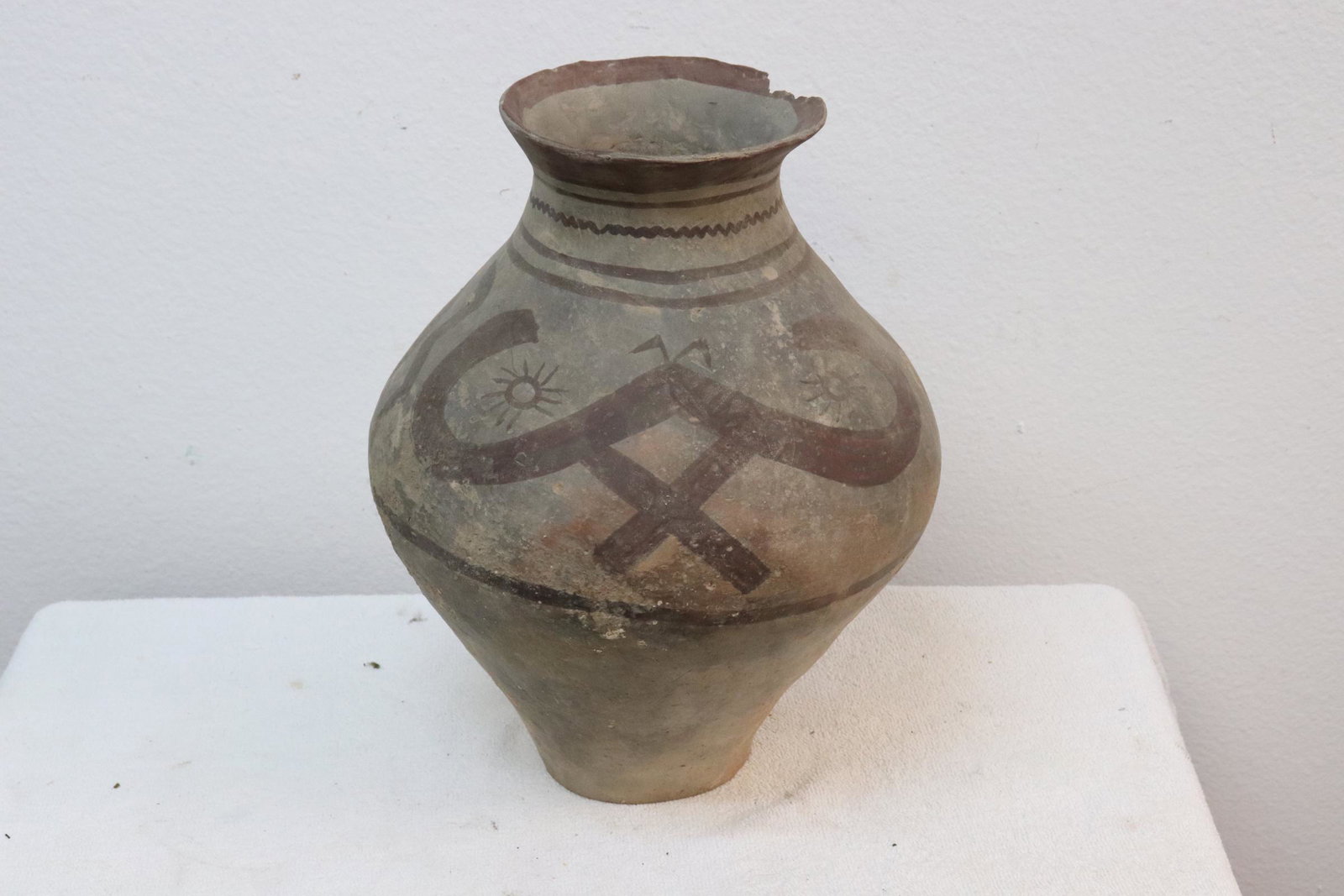 Chinese neolithic pottery jar (1 of 10)