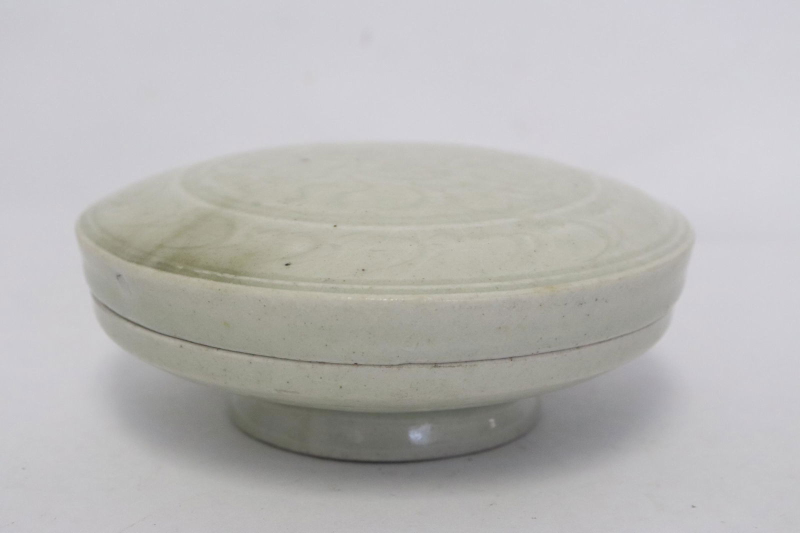 A light celadon porcelain covered box (1 of 8)
