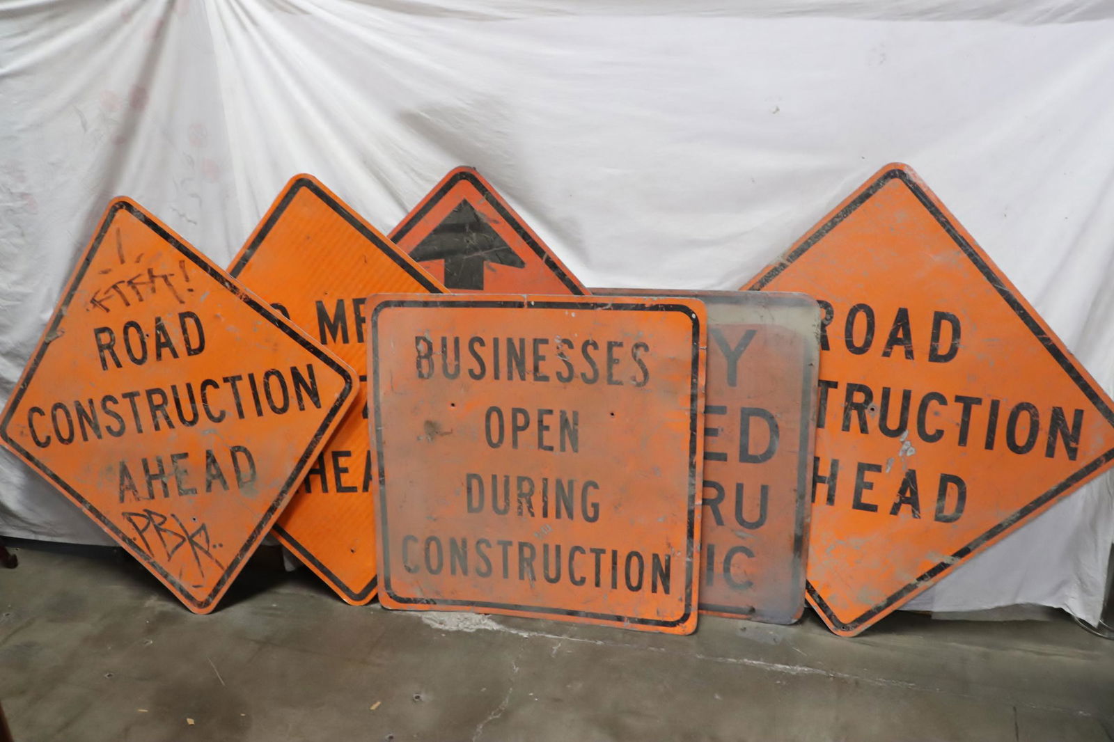 5 large retired traffic signs (1 of 8)