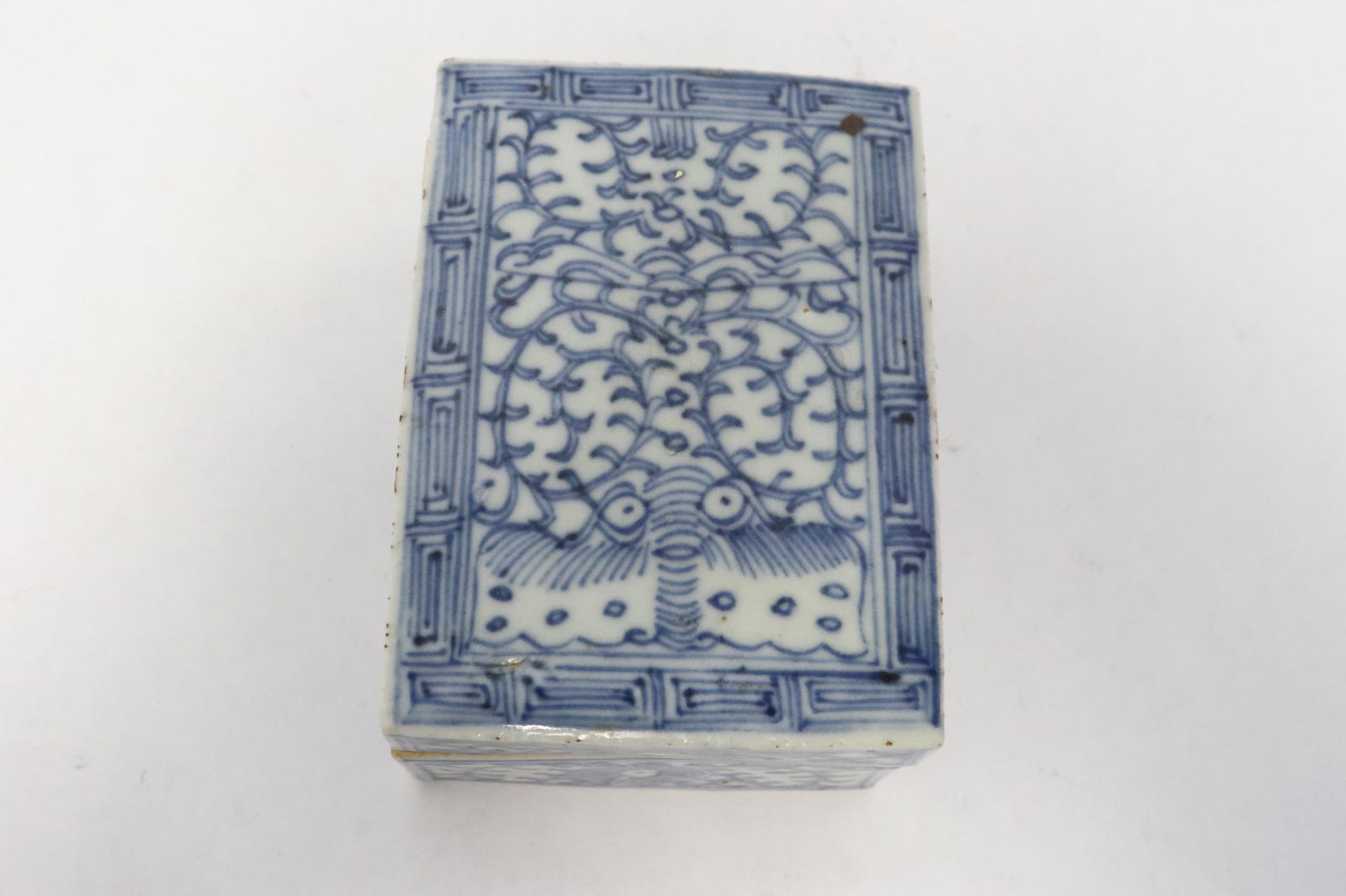 Chinese antique blue and white porcelain box: Chinese antique blue and white porcelain box, 2.15"x4.6"x3.3"