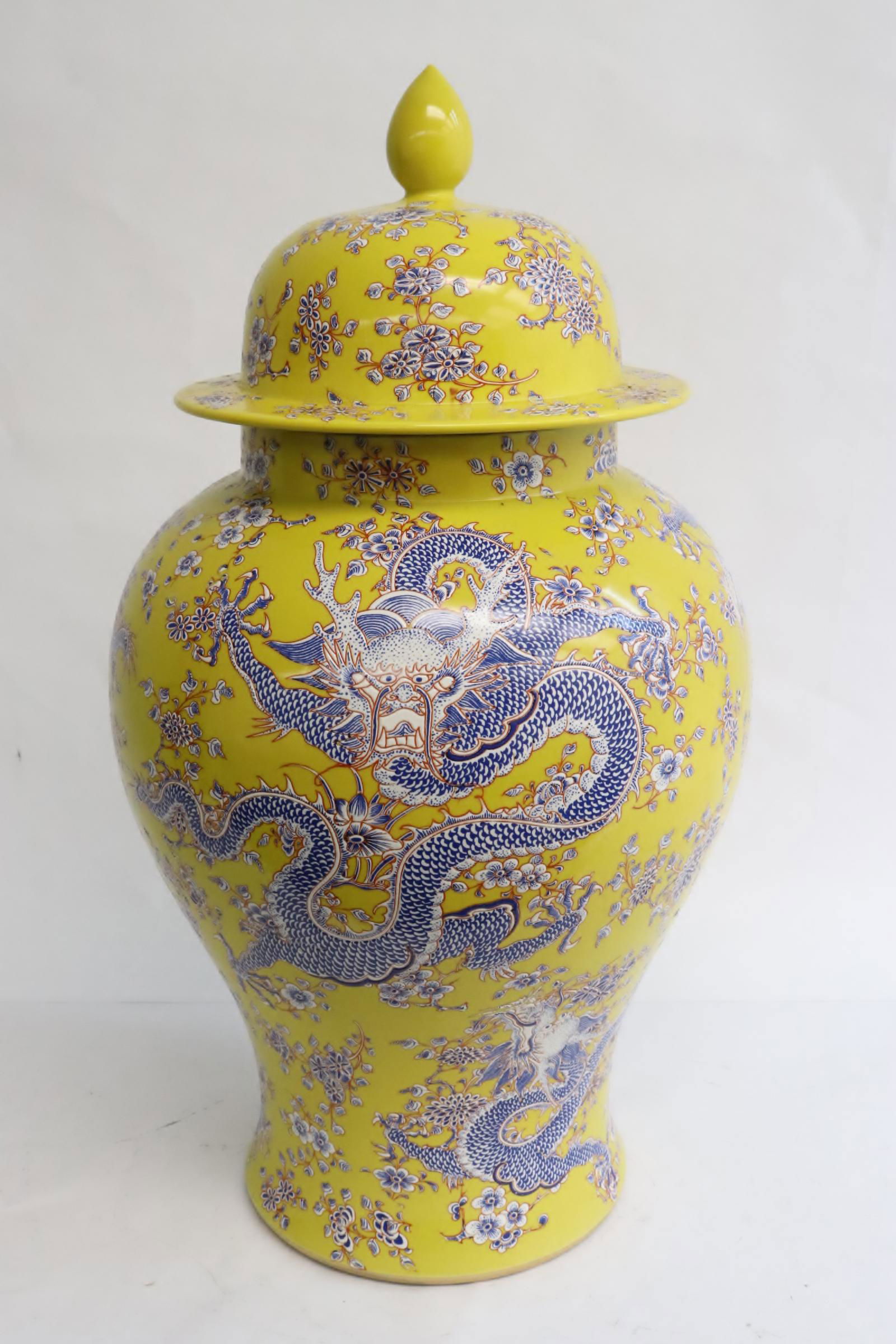 Beautiful Chinese porcelain covered jar (1 of 10)