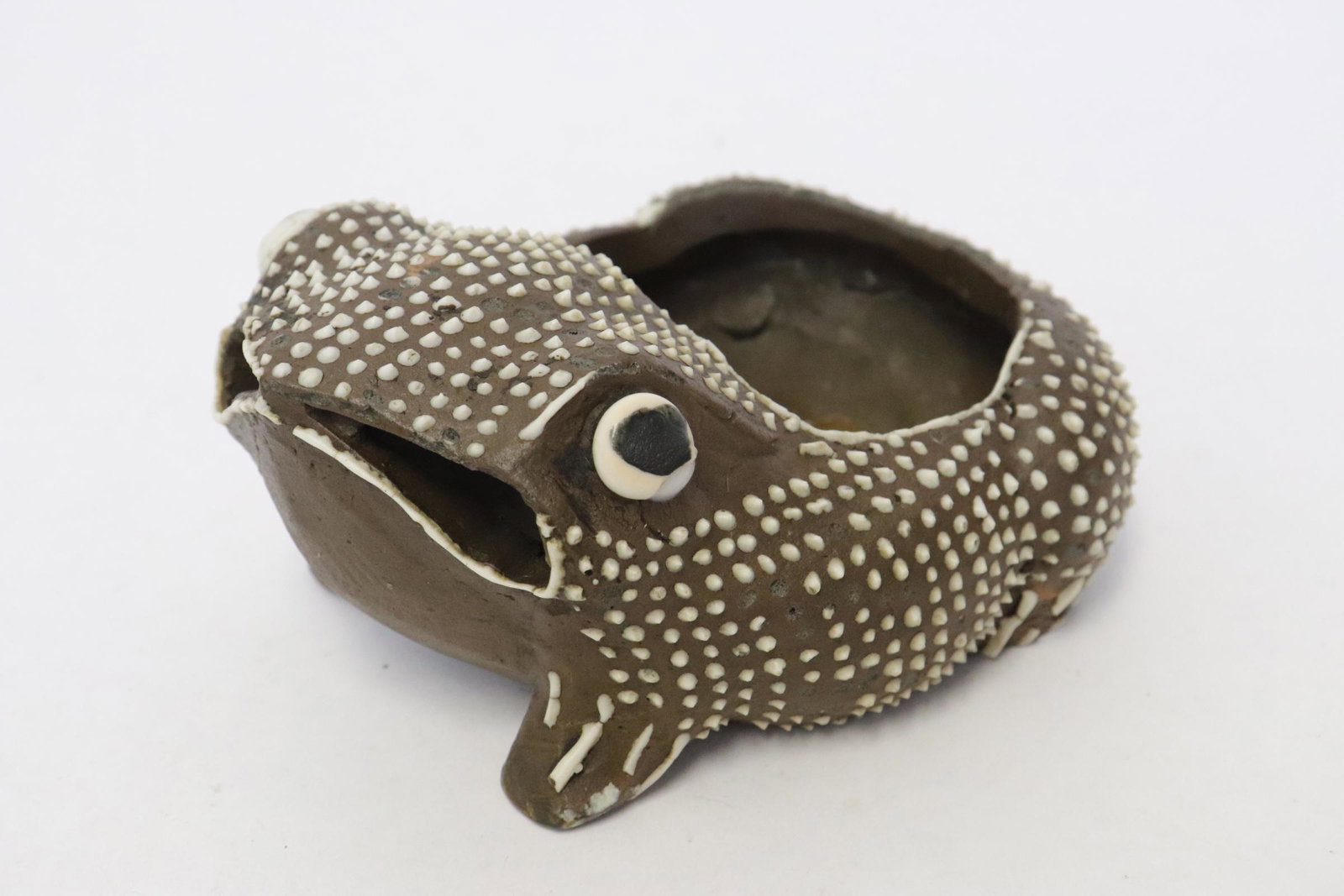 Unusual Chinese Yixing brush wash: Unusual Chinese Yixing brush wash in the form of frog, 2.4"H