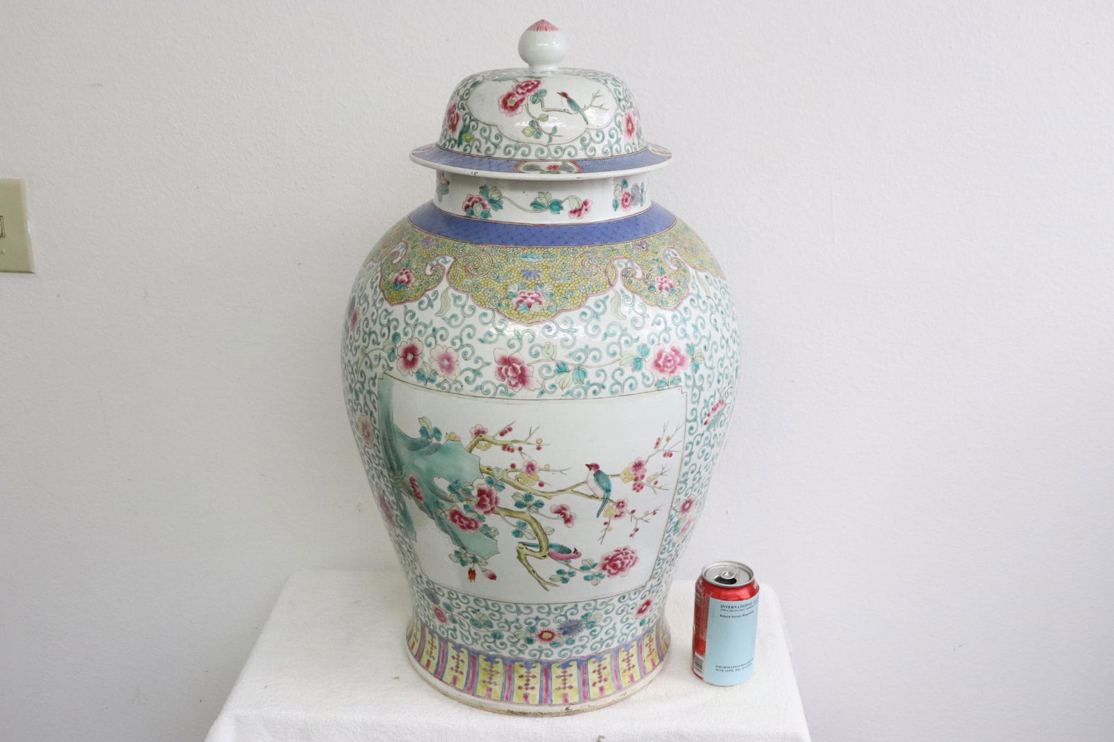 Chinese massive 19th c. porcelain covered jar (1 of 12)