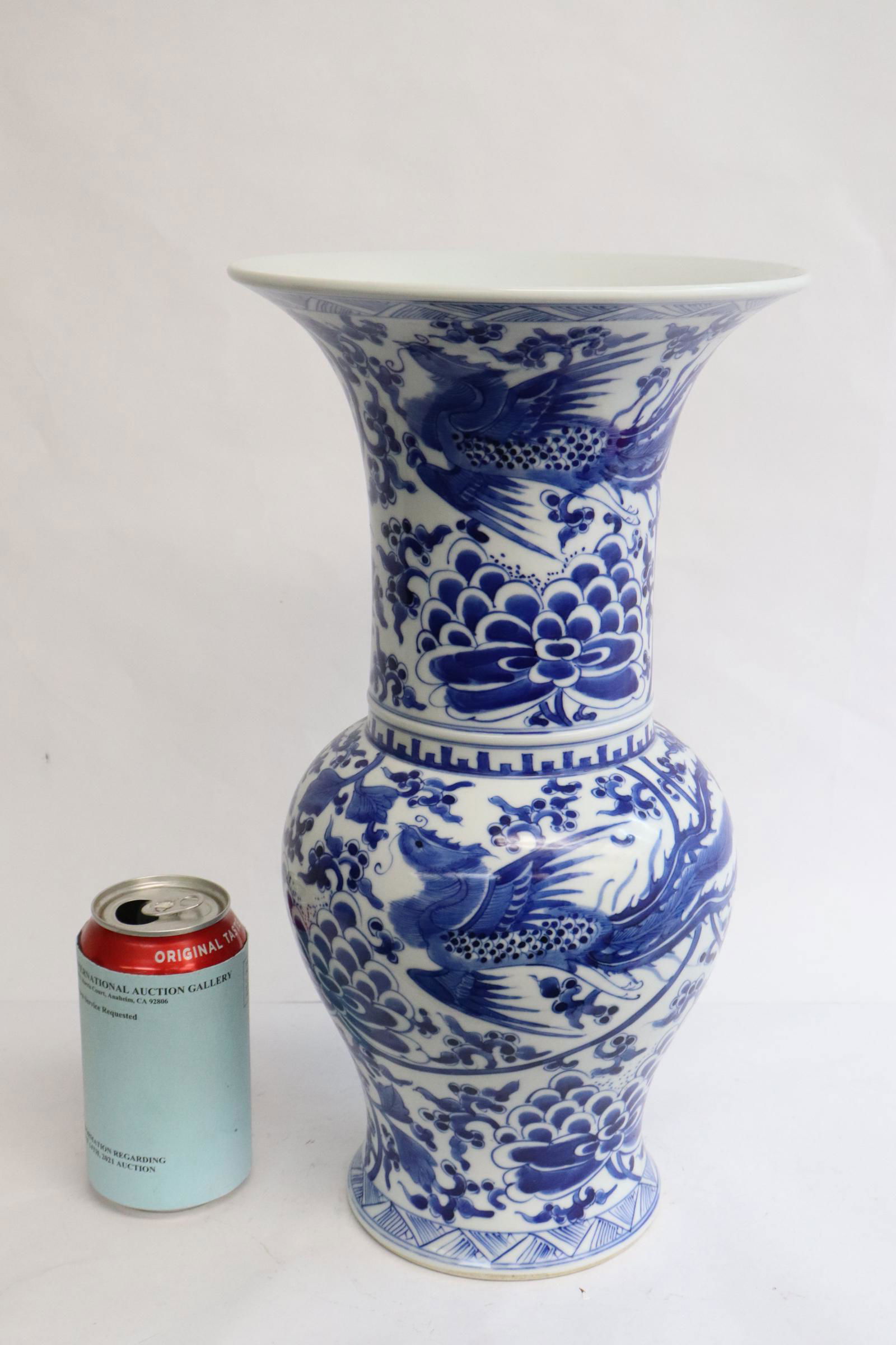 Large Chinese blue and white porcelain jar (1 of 10)