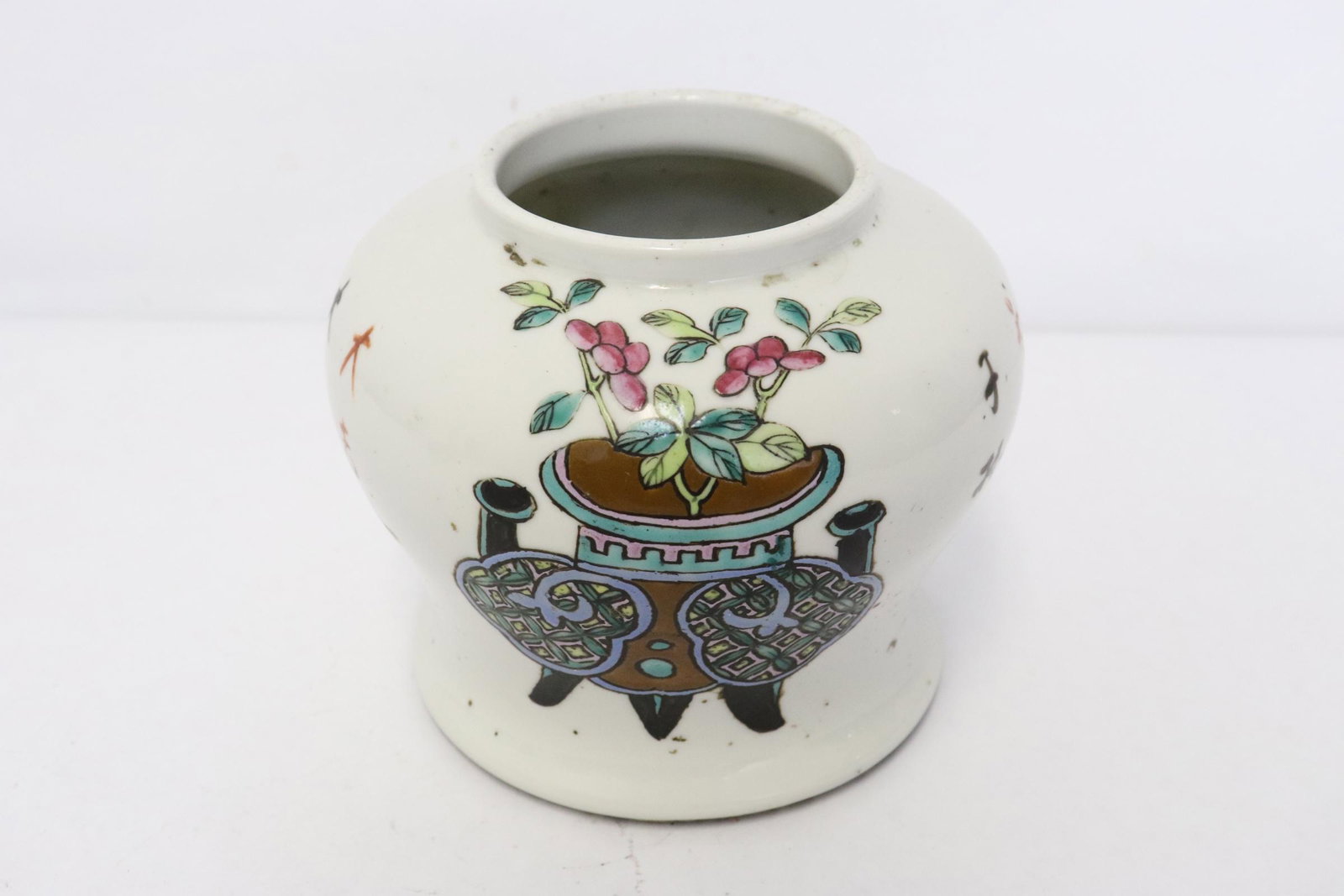 Antique Chinese famille rose porcelain jar: Antique Chinese famille rose porcelain jar, 4.65"x5.4"dia