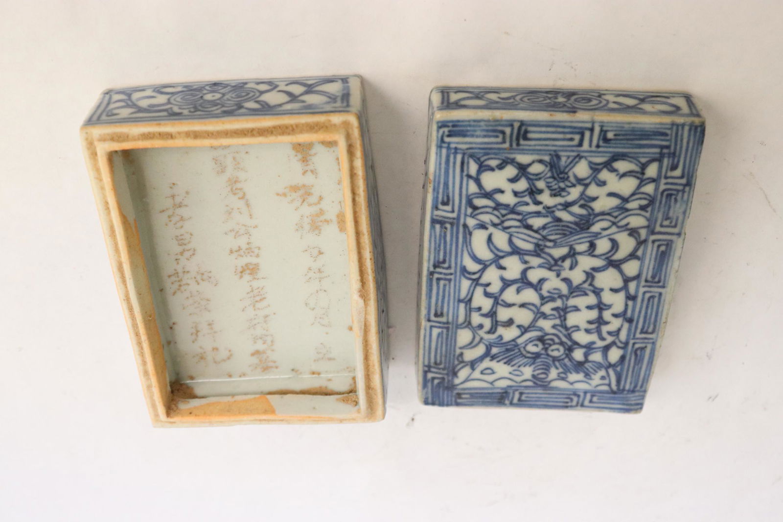 Chinese antique blue and white porcelain box: Chinese antique blue and white porcelain box, cover exterior surface chip, 1.75"x4.15"x3"
