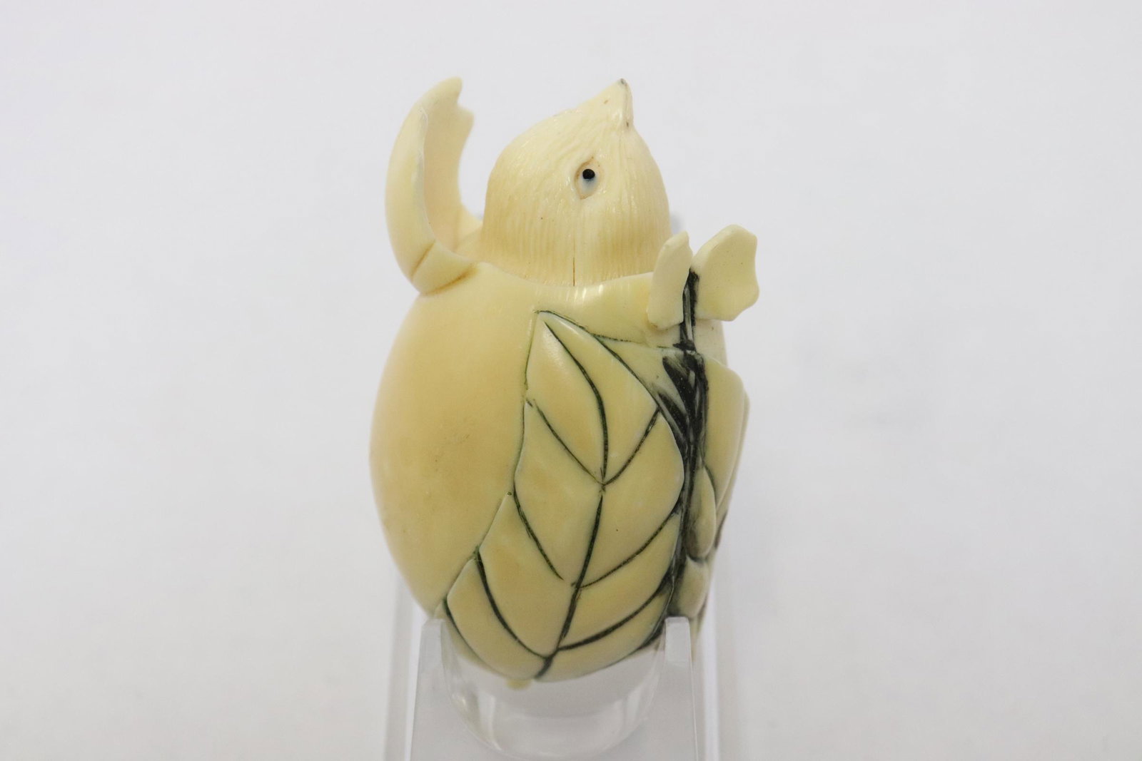 Japanese vintage bone carved netsuke, signed: Japanese vintage bone carved netsuke in bird motif with concealed compartment, signed, 2.5"H