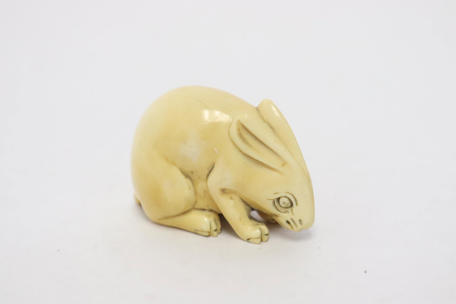 Vintage Japanese bone carved netsuke, signed: Vintage Japanese bone carved netsuke in rabbit motif, signed, 1.1"H