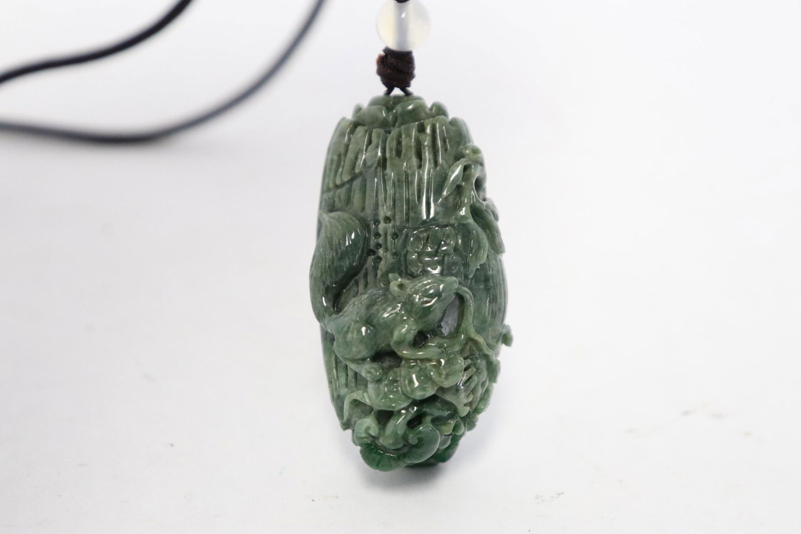 An excellent jadeite carving (1 of 8)