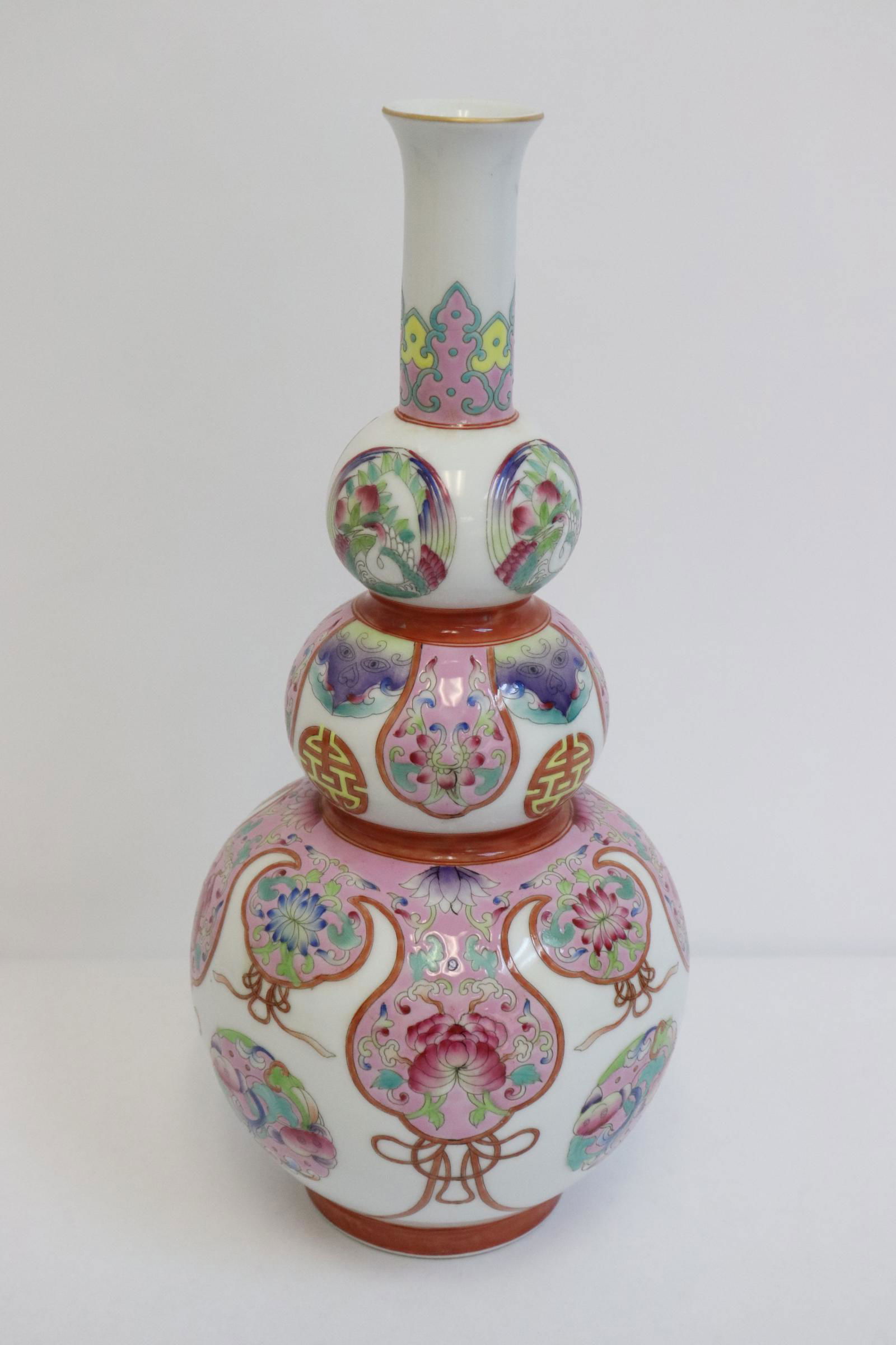 Beautiful Chinese famille rose porcelain gourd shape vase (1 of 9)
