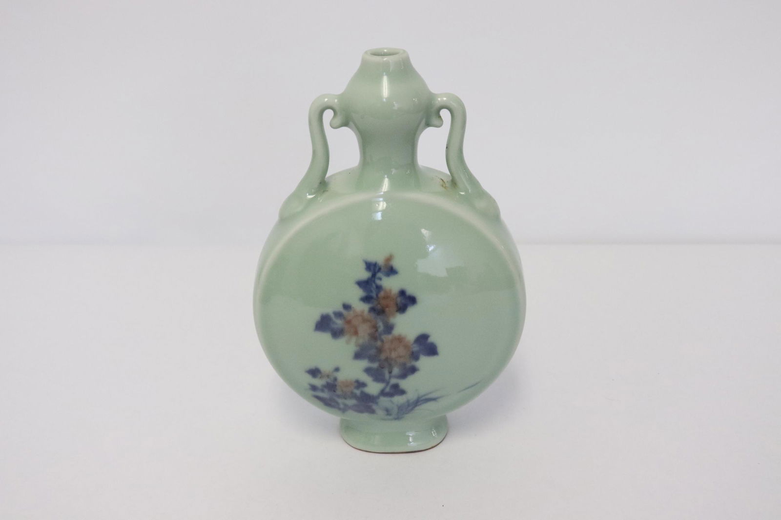 Chinese wucai porcelain handled flask (1 of 9)