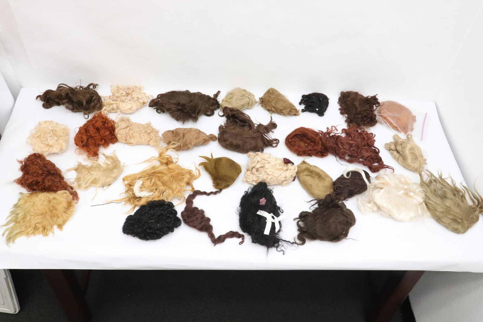 Large lot of doll wigs (1 of 8)