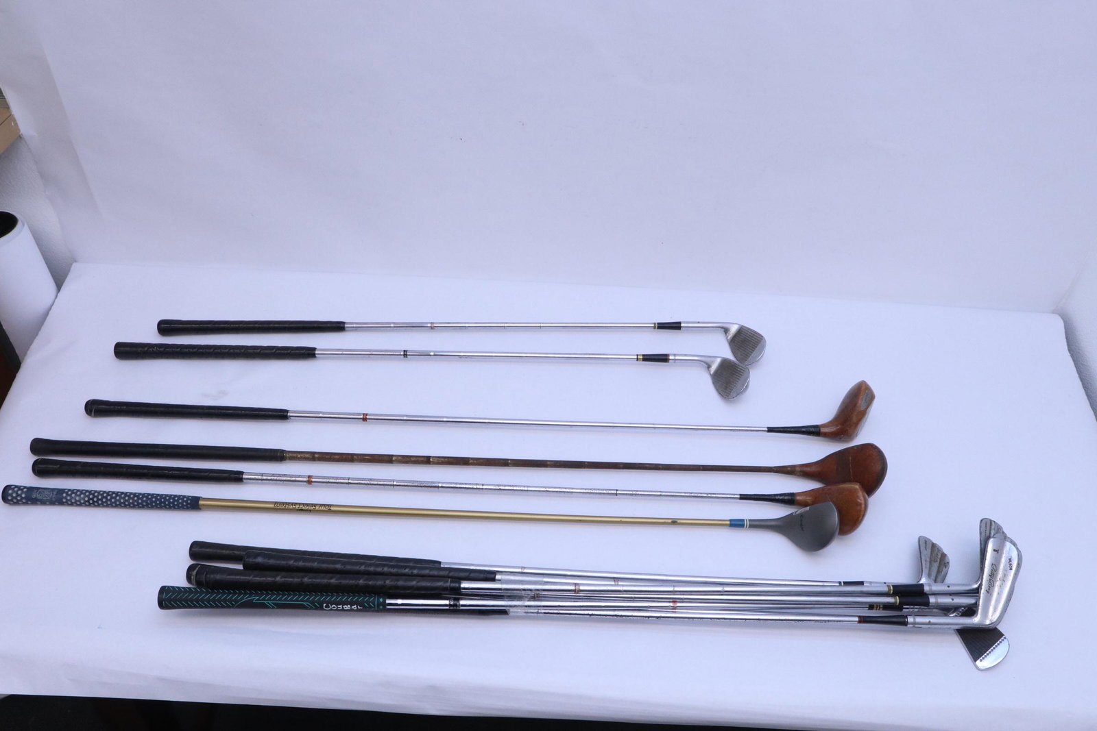 Lot of vintage golf clubs: Lot of vintage golf clubs; including 3 wood examples, 35.4"L - 44.3"L