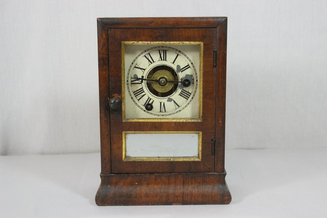 Antique American shelf clock (1 of 9)