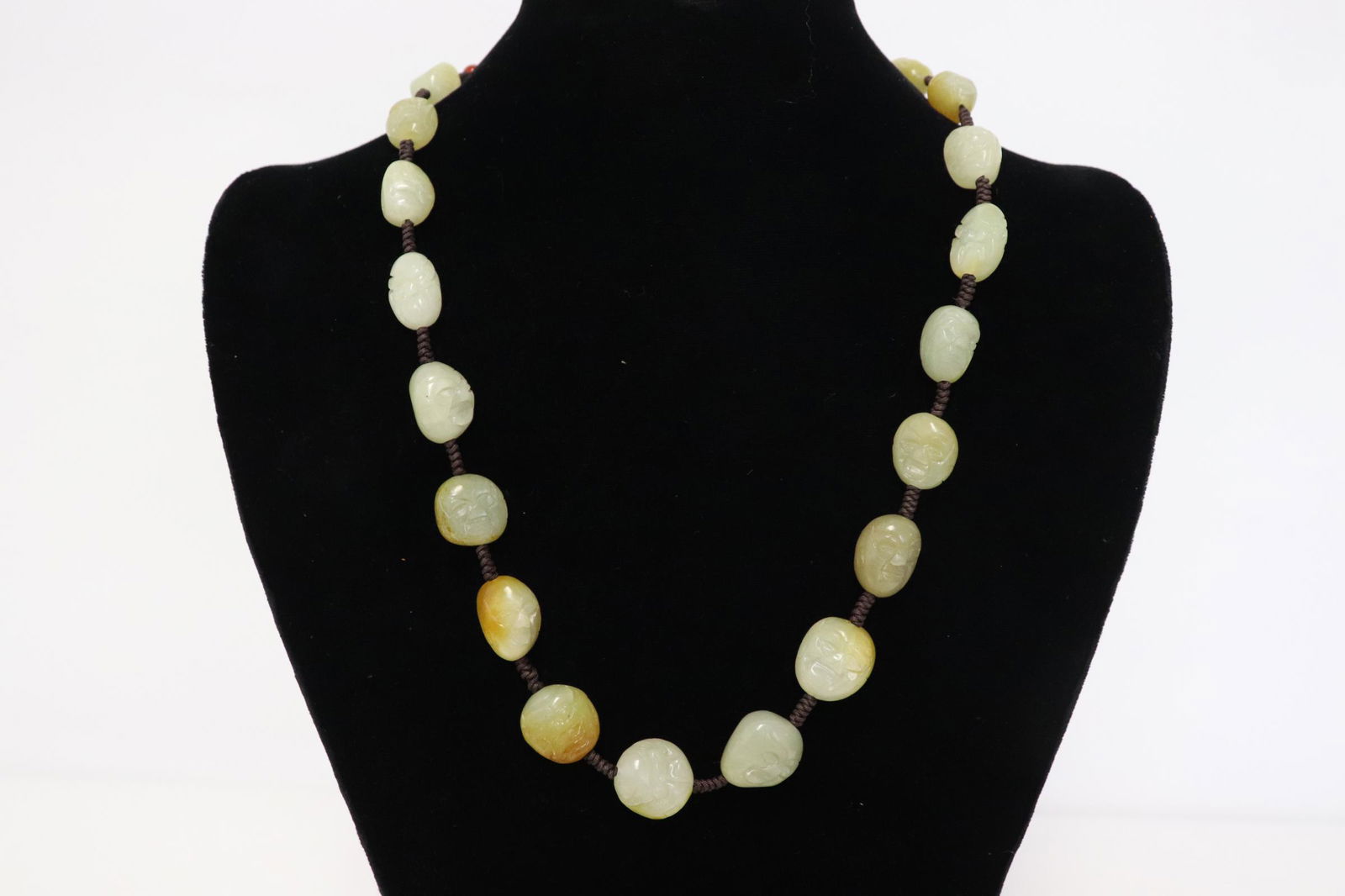 Fine Chinese carved jade bead necklace (1 of 9)
