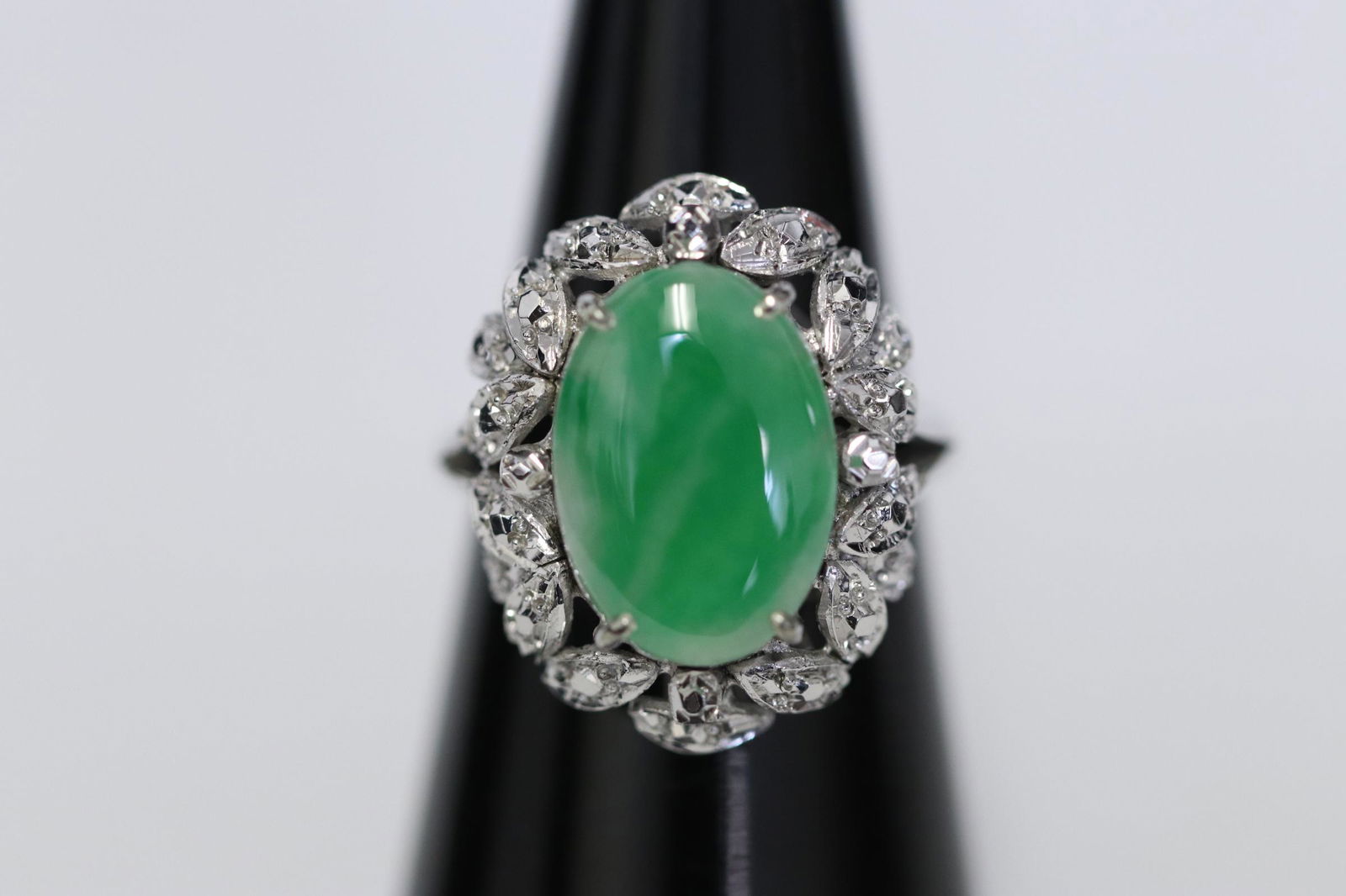 An 18K W/G jadeite ring (1 of 10)