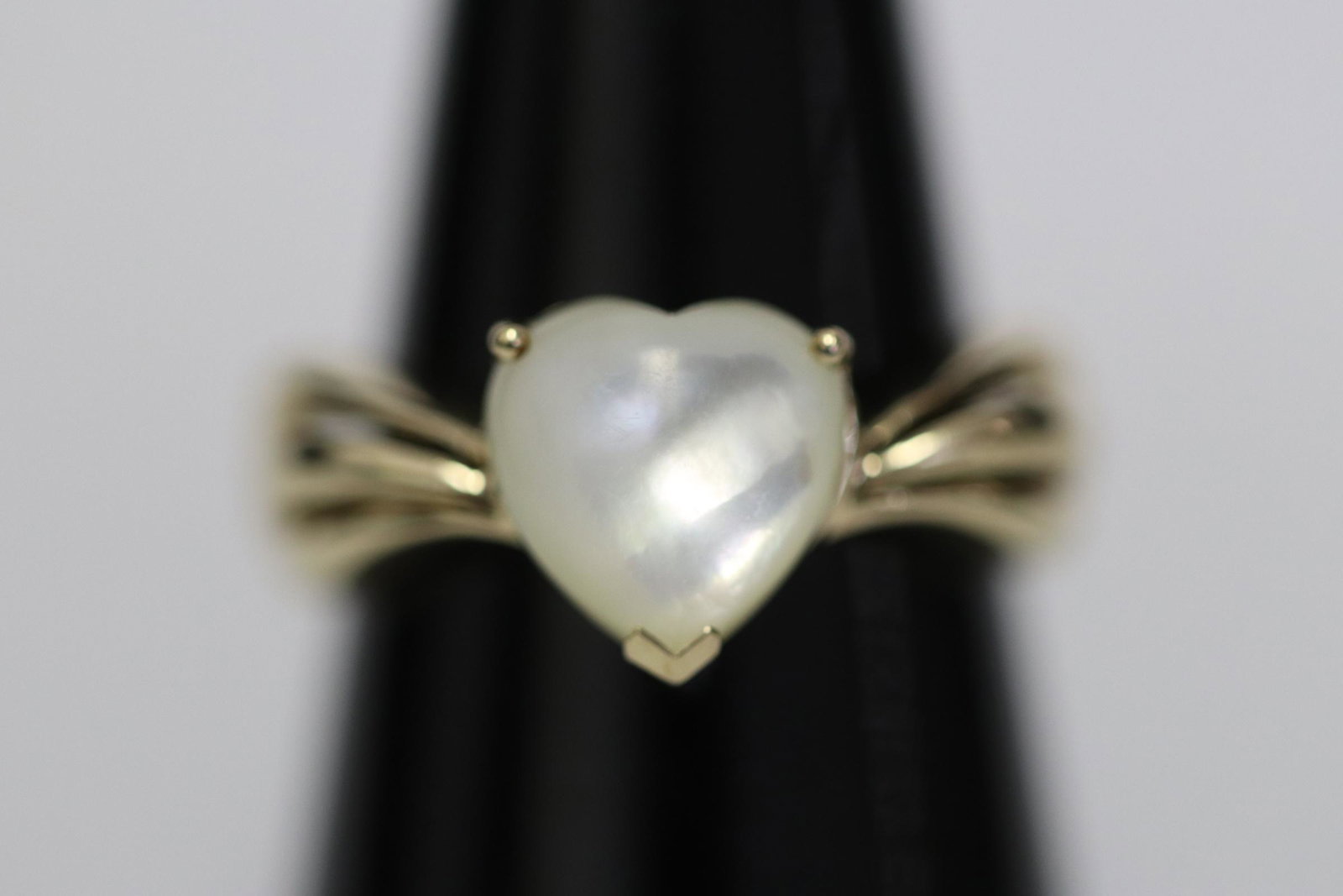 10K Y/G ring w/ a MOP carved heart motif stone (1 of 9)