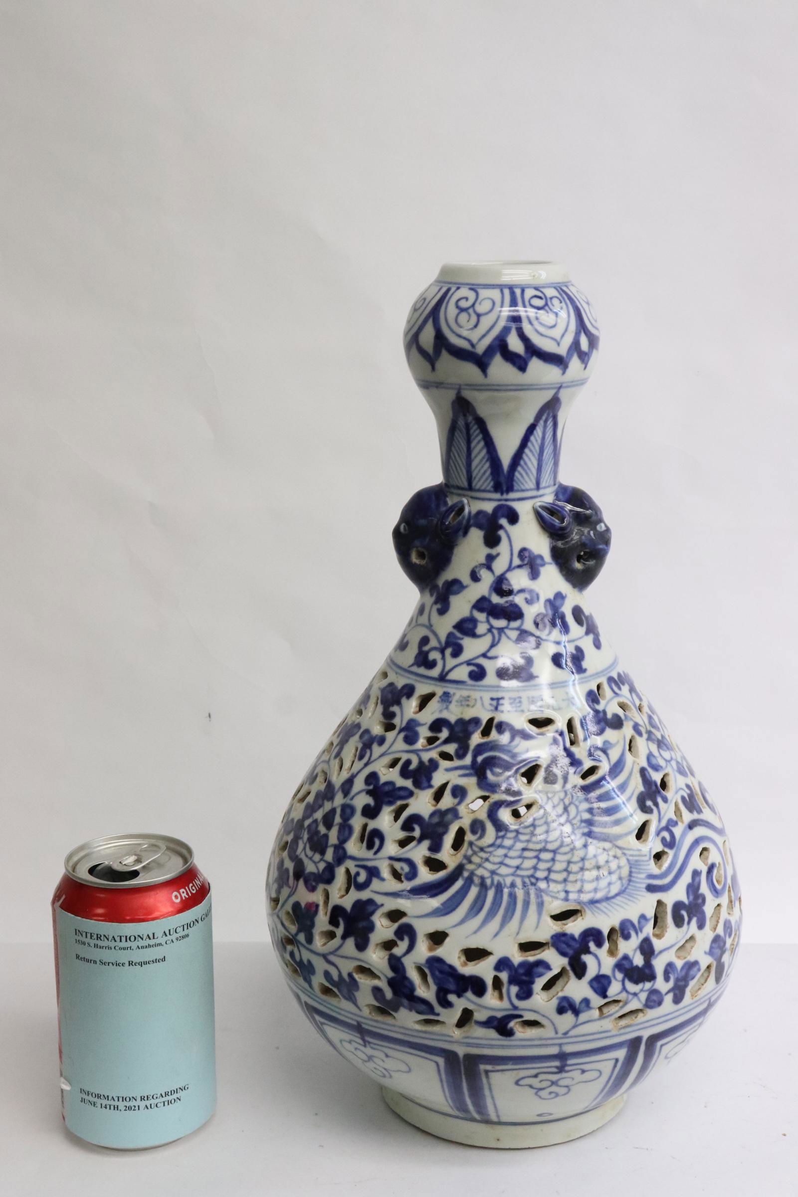 Chinese b&w porcelain garlic top porcelain vase (1 of 10)