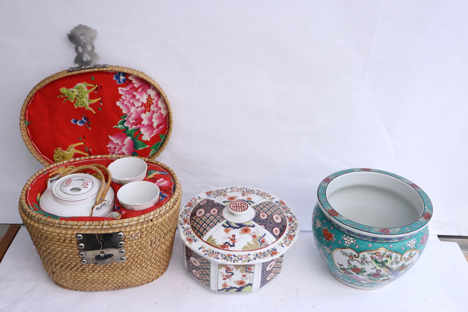 3 pieces: 3 pieces; Japanese imari planter (6.6"x8.8"dia), an imari style tureen (5.7"x8.9"dia),and a 3-piece tea set (one cup chip)