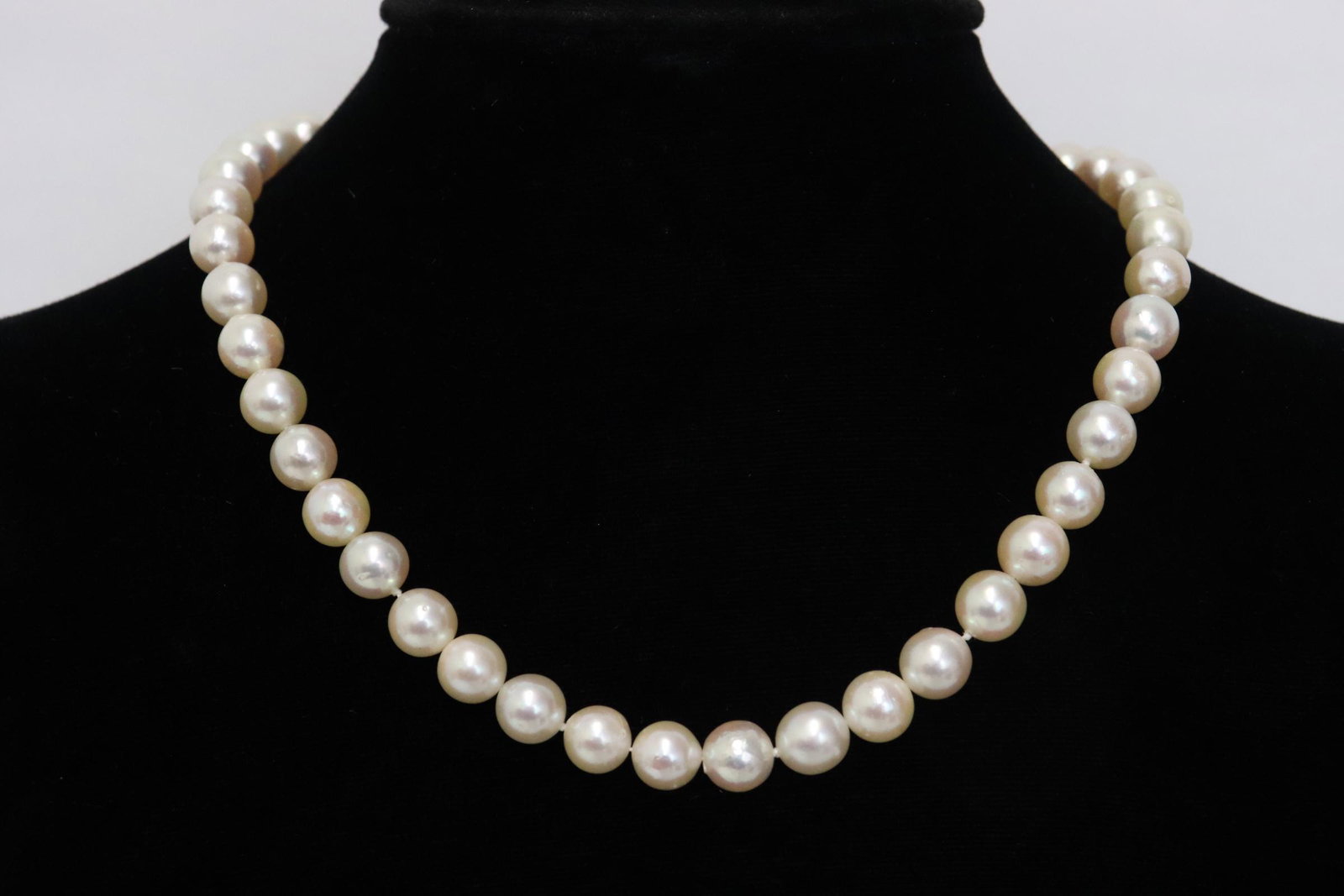 Fine cultured pearl necklace (1 of 6)