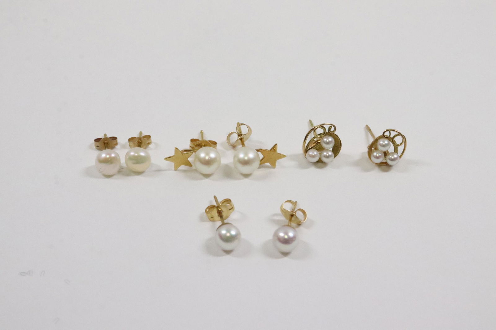 4 pairs 14K Y/G cultured pearl earrings: 4 pairs 14K Y/G cultured pearl earrings, total wt. 3.2gm