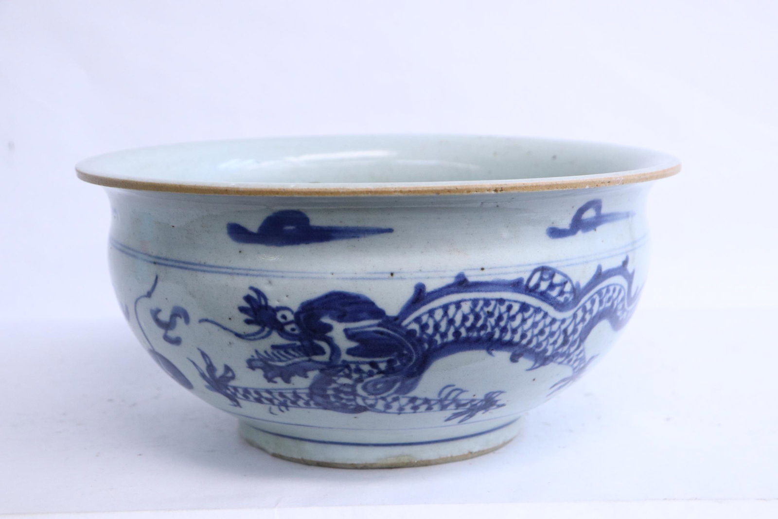 Antique Chinese b&w porcelain brush wash: Antique Chinese blue and white porcelain brush wash, 4.5"x9.26"dia