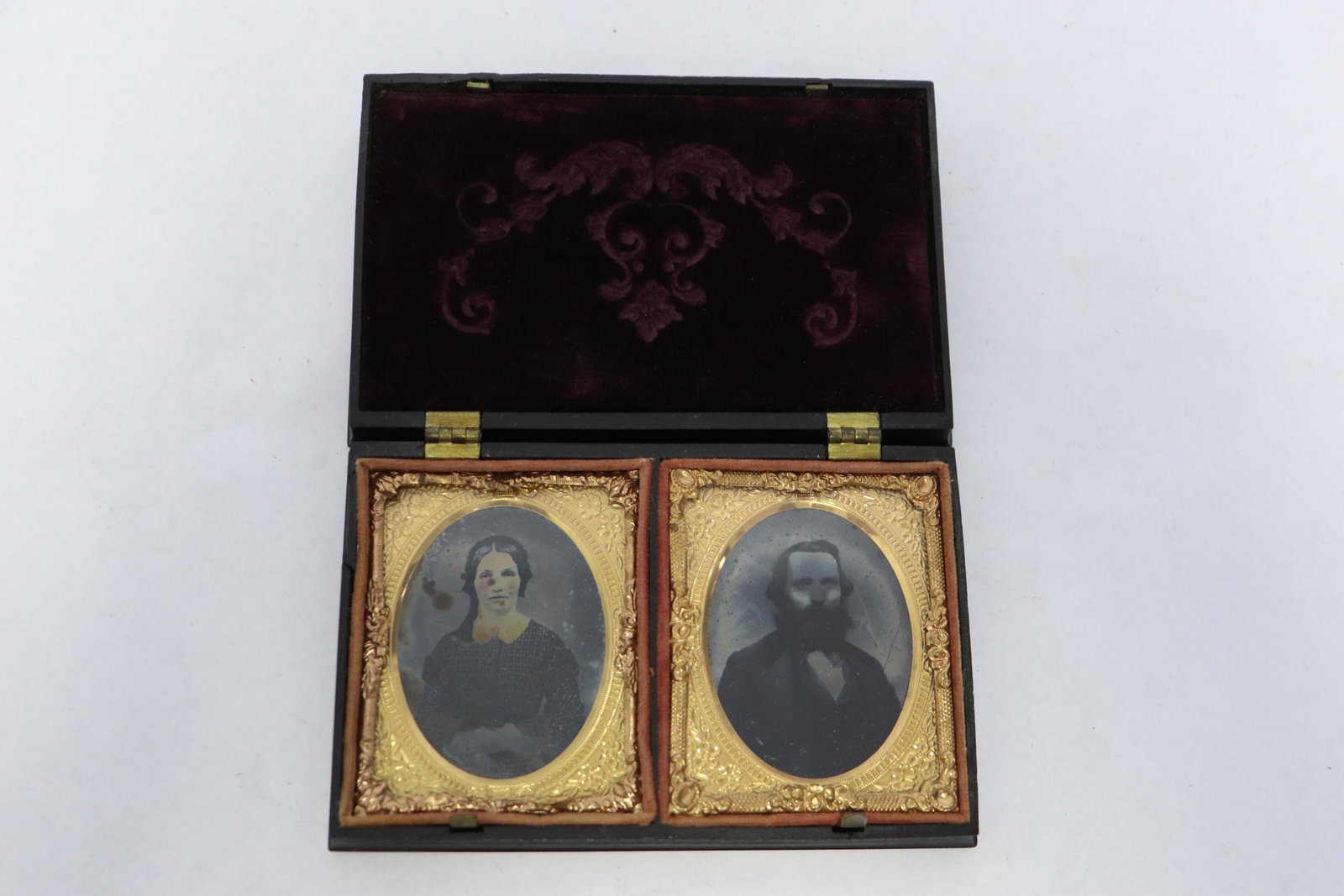 2 tintype photos in large Gutta percha picture case (1 of 8)