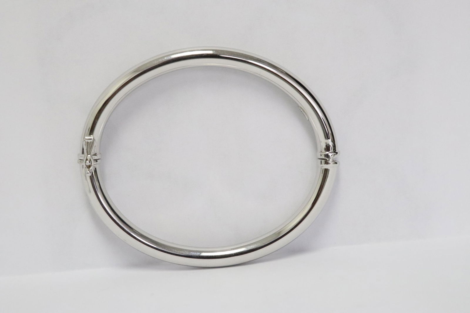 A fine 14K W/G bangle bracelet (1 of 8)