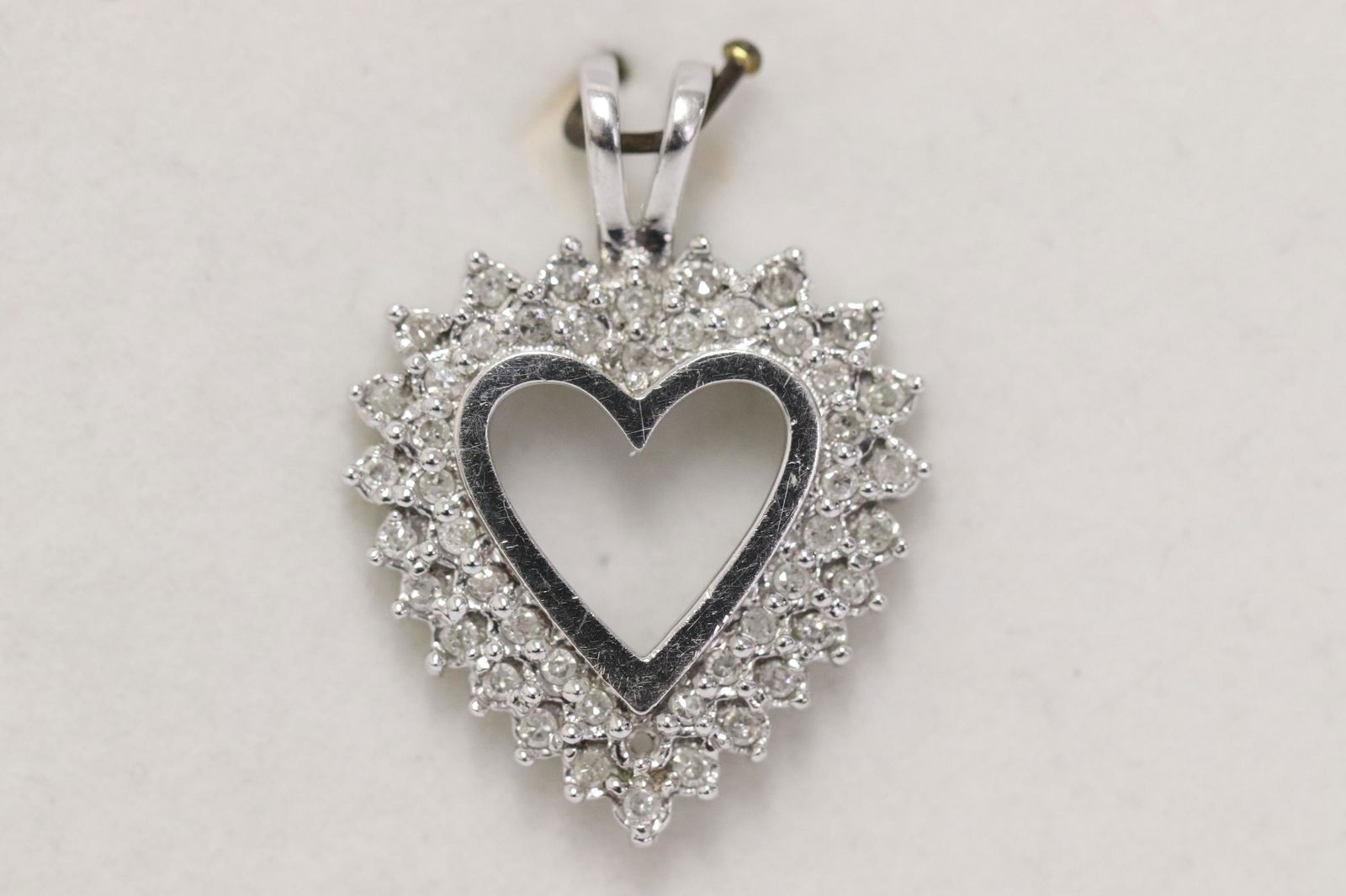 A 10K W/G heart shape diamond pendant (1 of 8)
