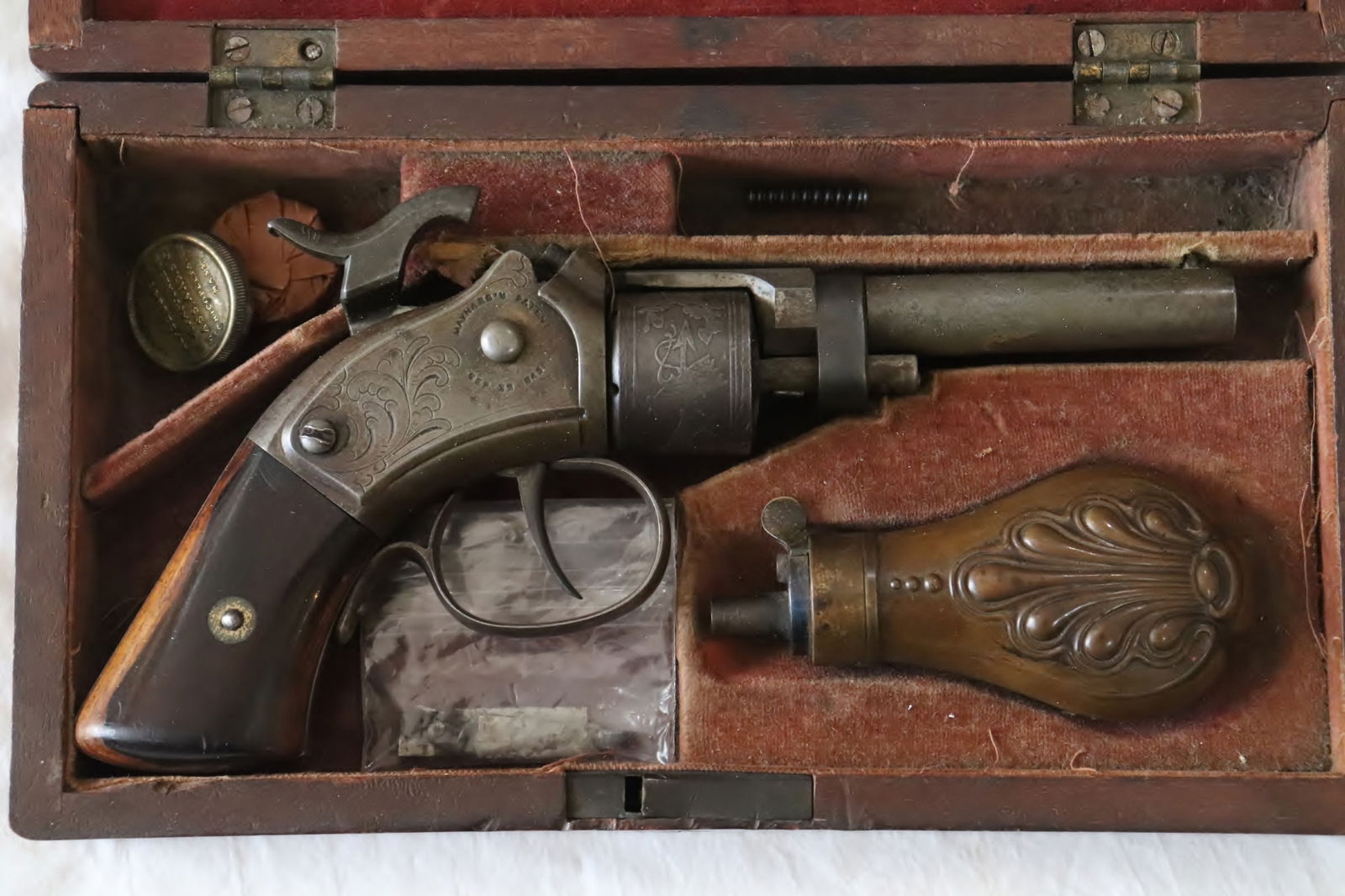 Mass. Arms Maynard Primed 0.28 revolver, c1855: Mass. Arms Maynard Primed 0.28 revolver, c1855, in original case with original powder flask, and 2 caps, the main spring is broken, the parts are all stored in the handle compartment