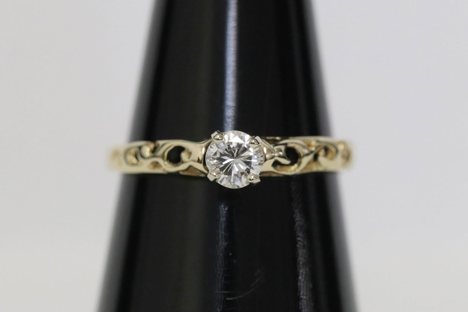 A 14K Y/G diamond ring (1 of 10)