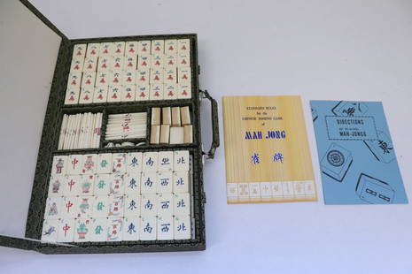 A vintage mahjong set w/ bamboo back, complete: A vintage mahjong set with bamboo back, complete