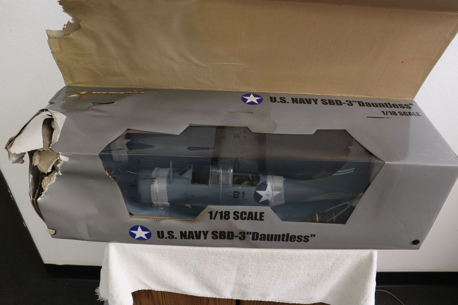 Large 1:18 model airplane in box (1 of 6)