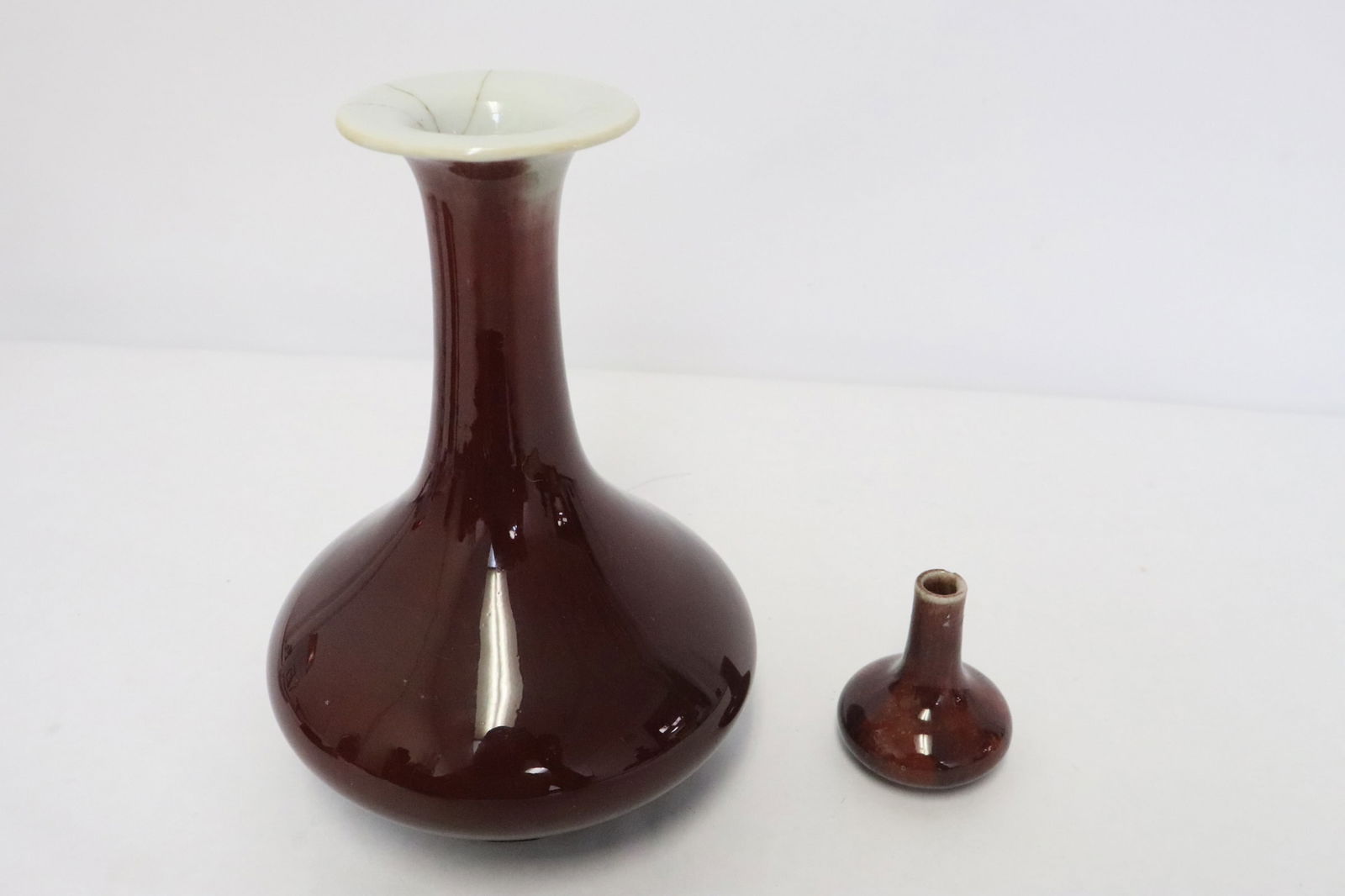 2 red glazed porcelain vases (1 of 10)