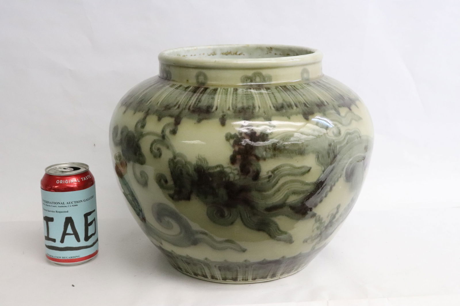 Large Chinese antique blue & white porcelain jar: Large Chinese antique blue and white porcelain jar, 10.5"x13"dia