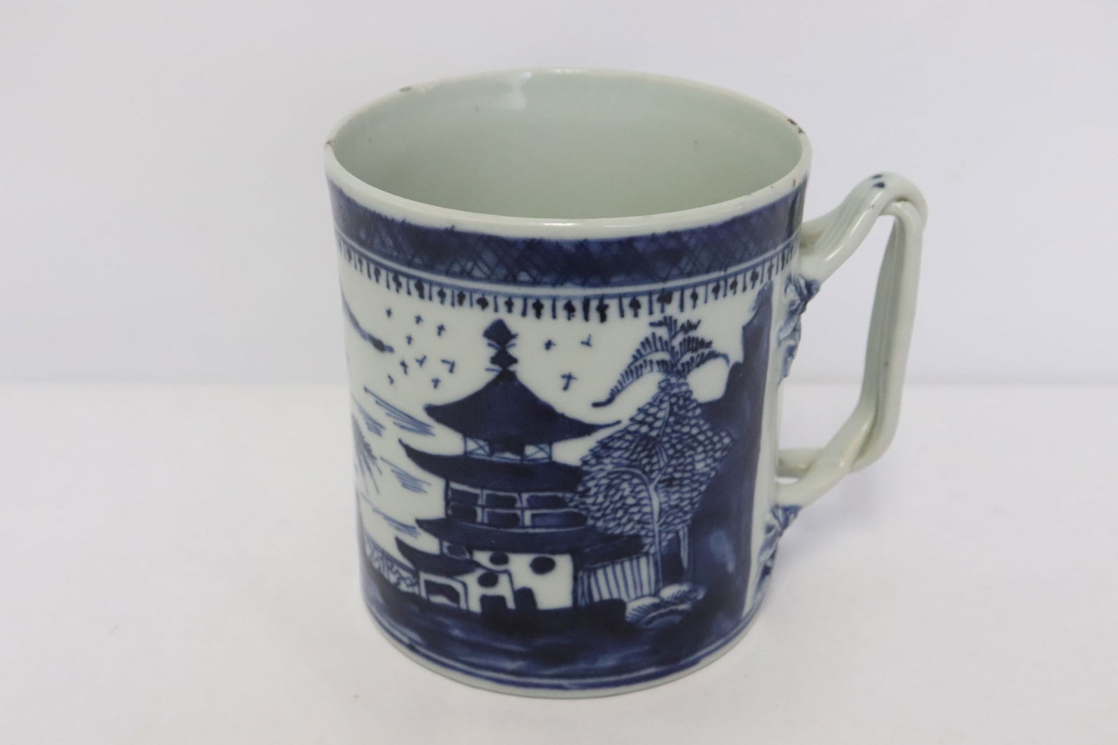Chinese antique blue and white porcelain pitcher: Chinese antique blue and white porcelain pitcher, 4.7"x5.5"x4.25"