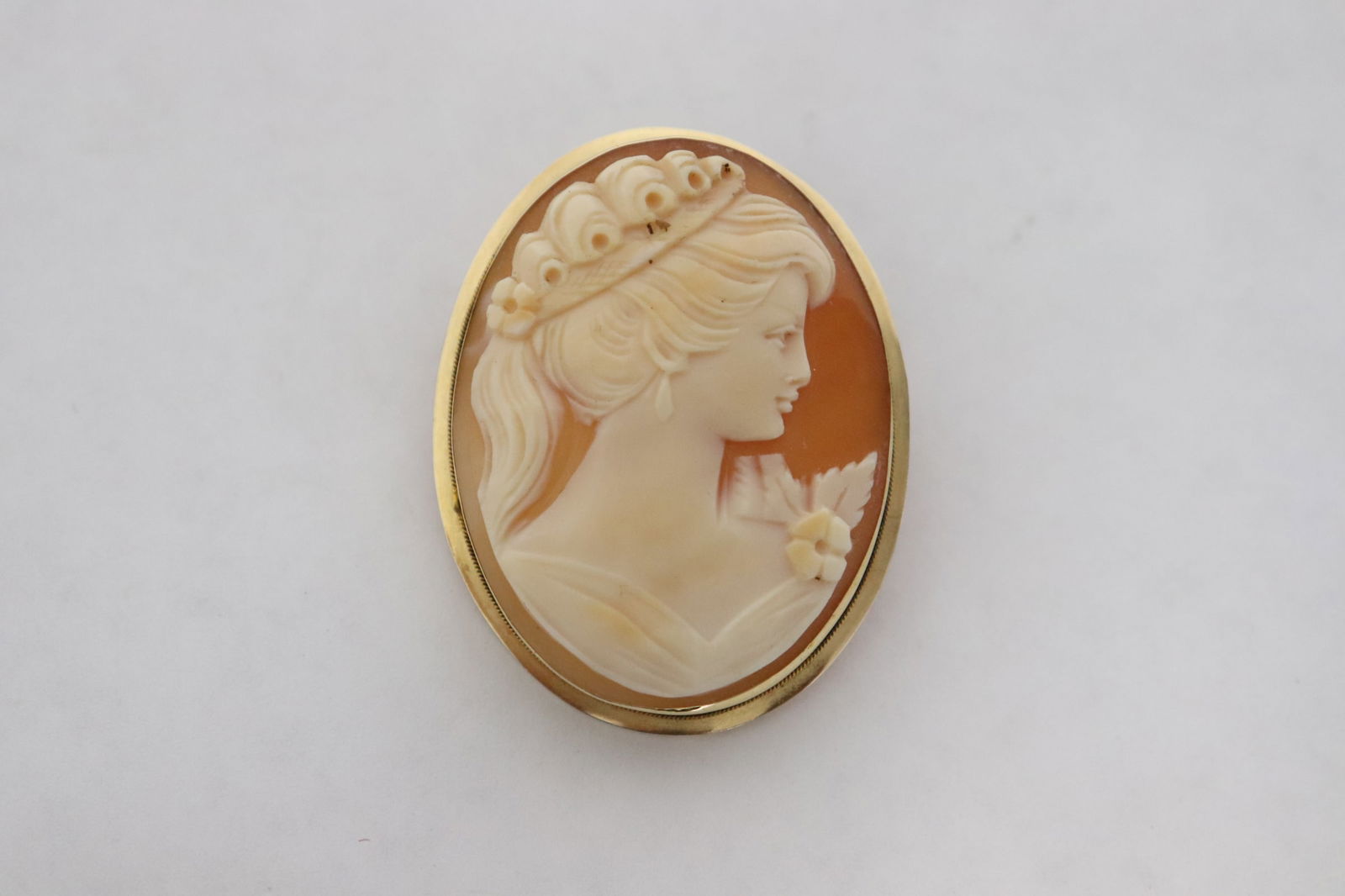 A 14K framed cameo brooch (1 of 5)