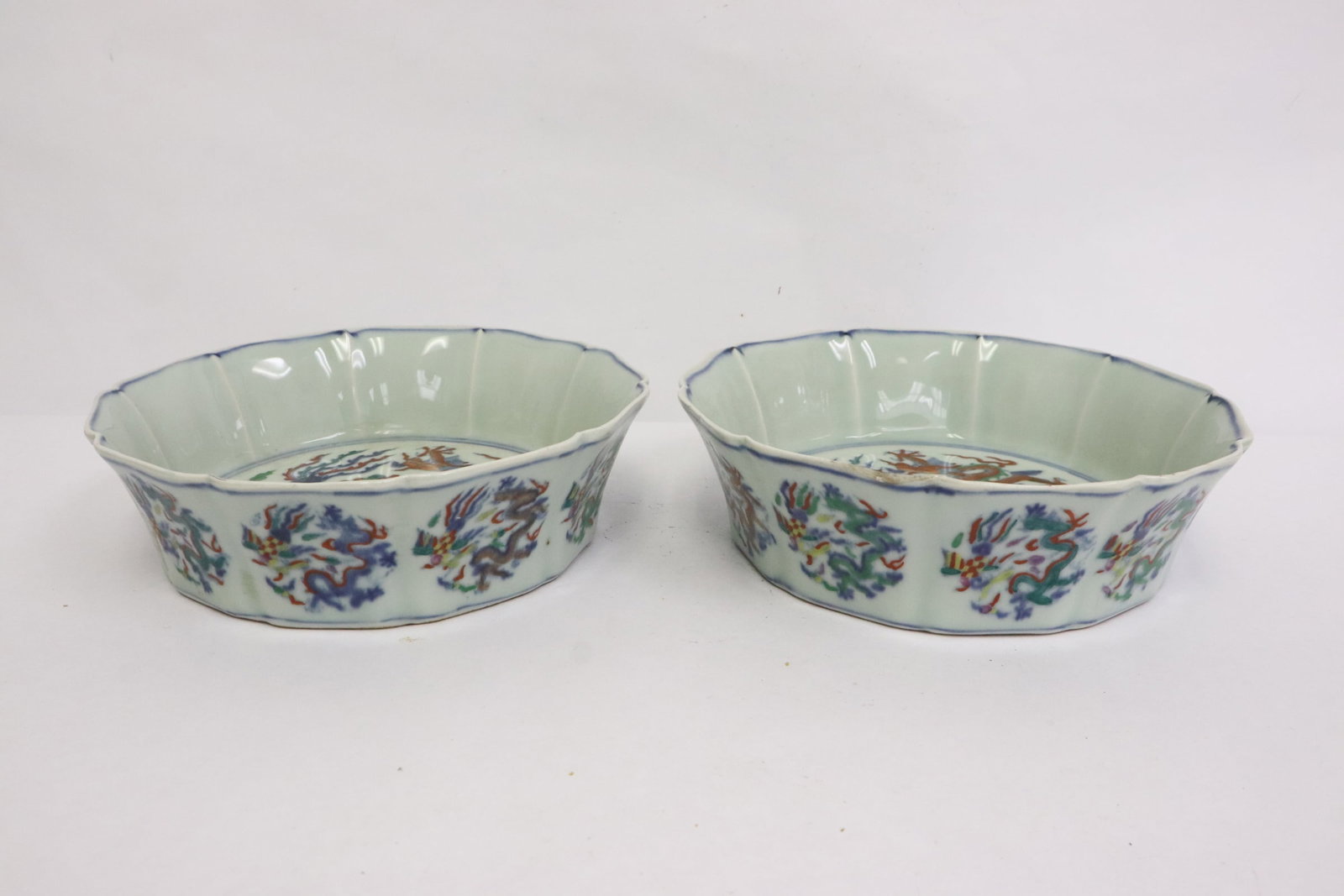 Pair fine Chinese wucai porcelain brush washes: Pair fine Chinese wucai porcelain brush washes, 2.2"x7.5"x7.5" ea