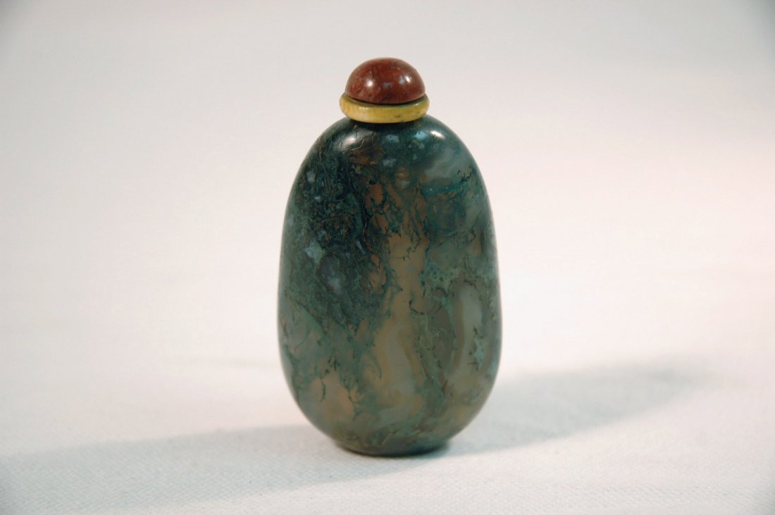 A rare antique Chinese chalcedony snuff bottle: A rare antique Chinese chalcedony snuff bottle (2.91"H)