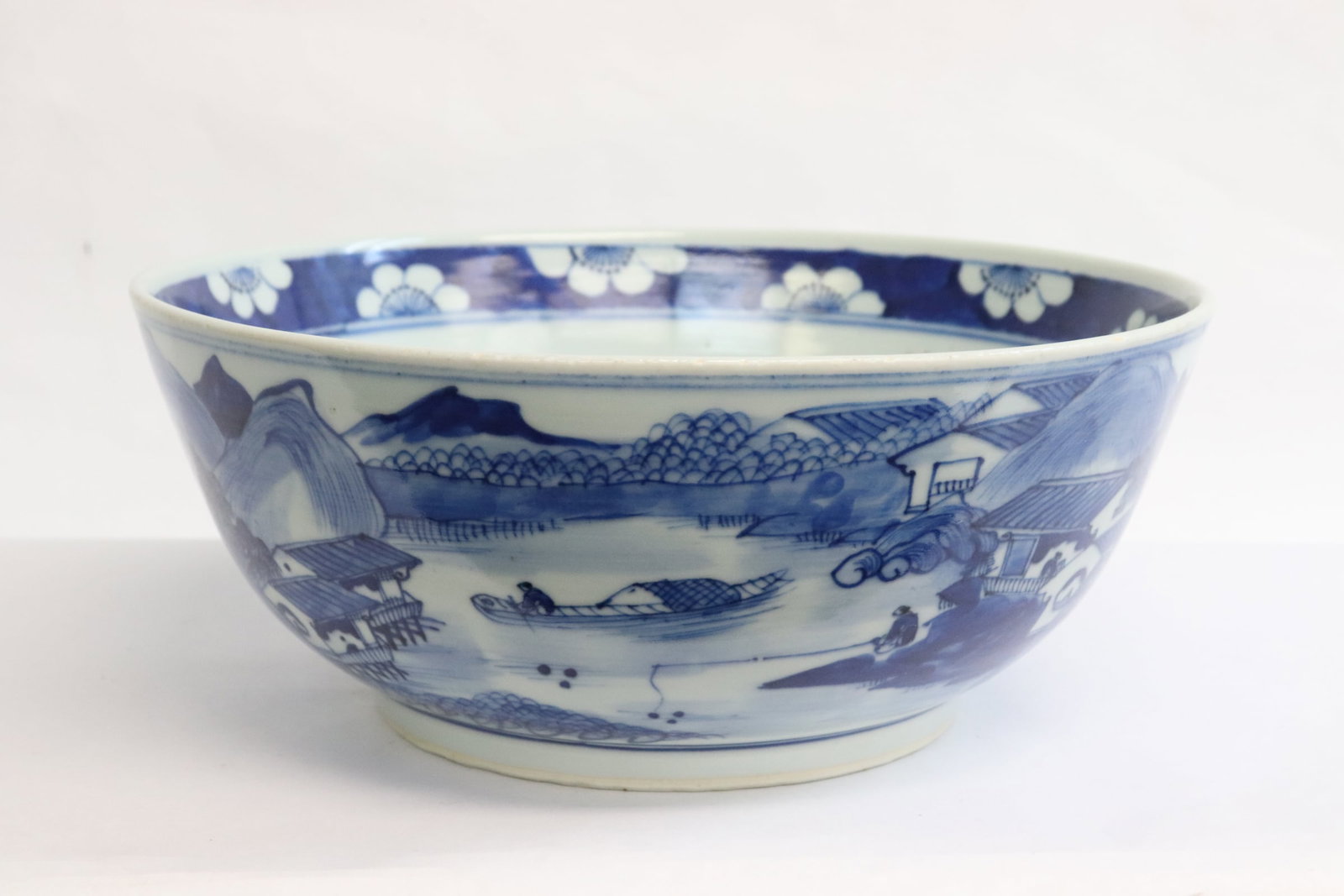 Large Chinese 18th c. porcelain bowl, Qianlong export (1 of 8)