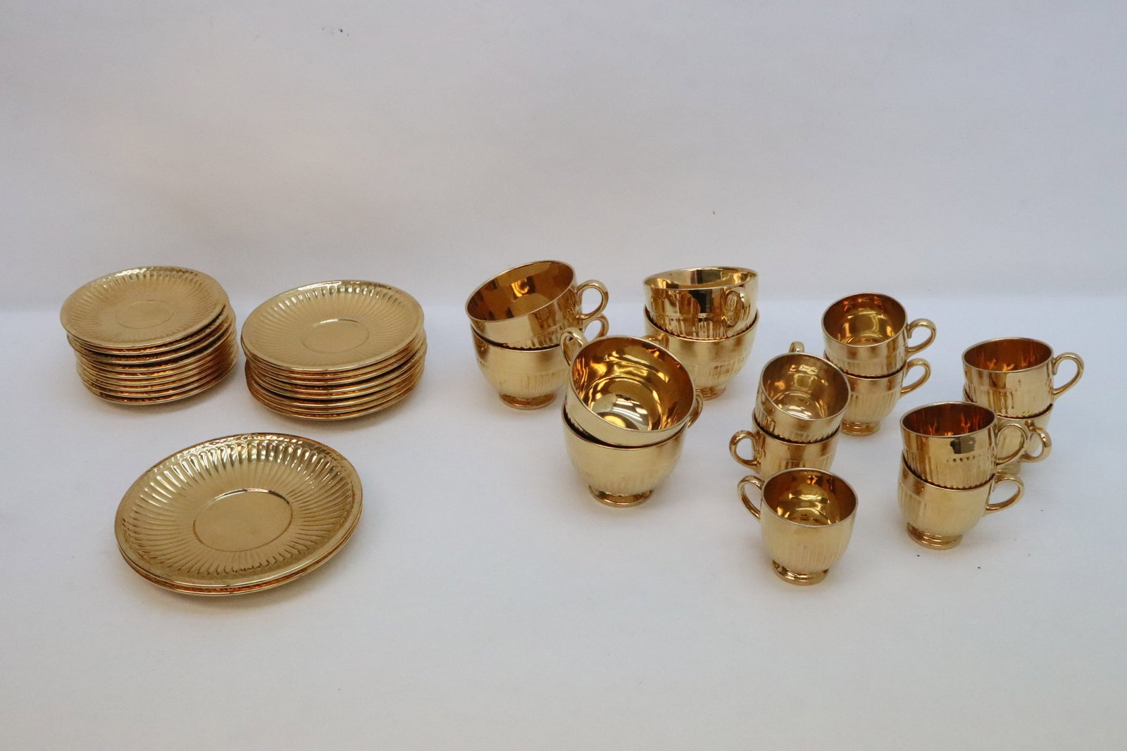 Lot of gold gilt porcelain cups and saucers by Wedgwood: Lot of gold gilt porcelain cups and saucers by Wedgwood, 34pc