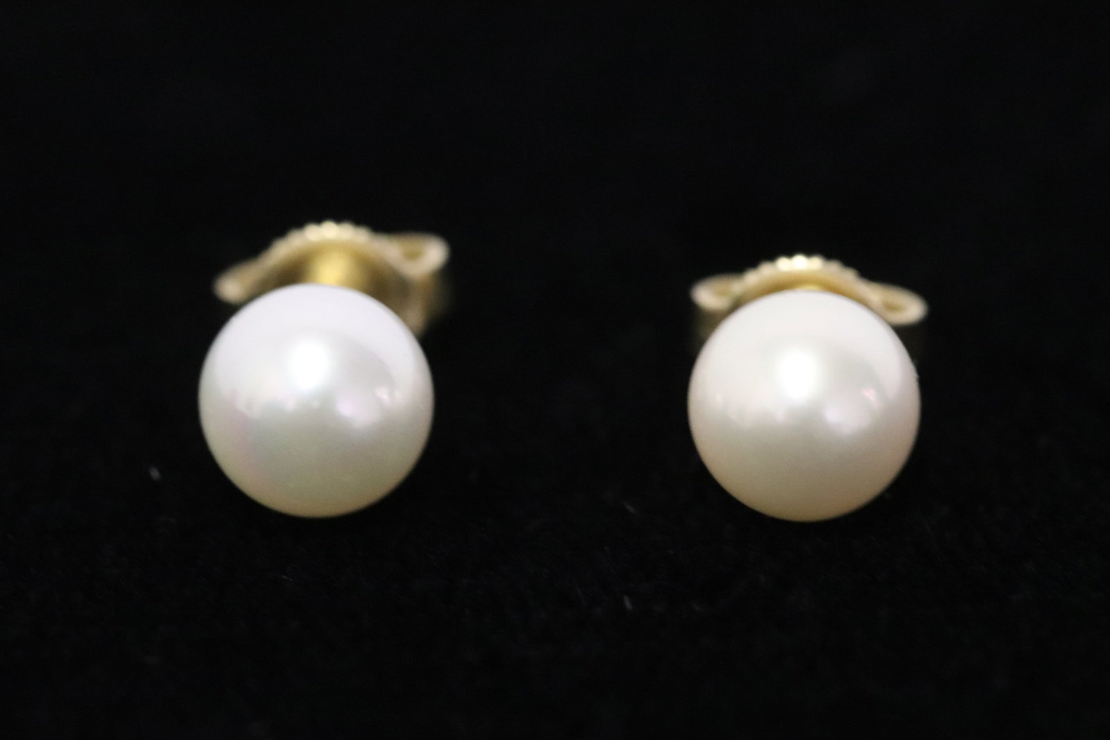Pr 14K Y/G cultured pearl earrings by Mikimoto: Pair 14K Y/G cultured pearl earrings by Mikimoto, each pearl measures approx. 6.5mm diameter