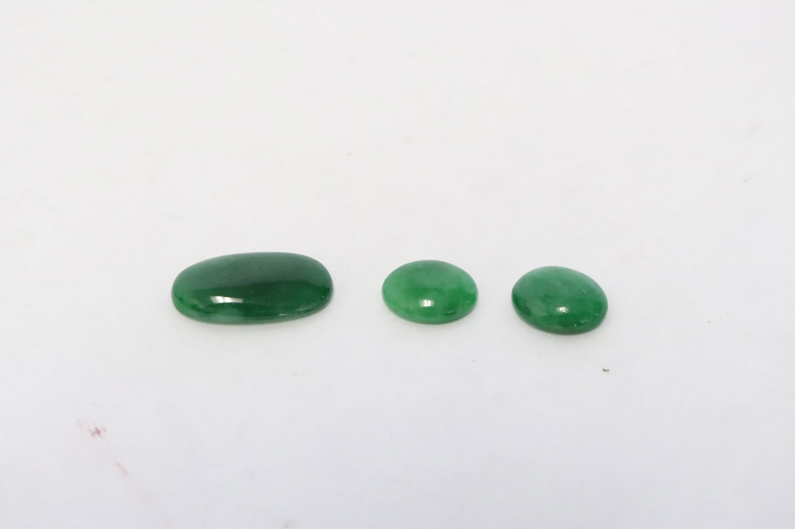 3 Chinese apple green jadeite cabochon stones: 3 Chinese fine apple green jadeite cabochon stones measures 10.5x9x3.8mm, 10.3x8.6x3.4mm, 18x9x3.9mm