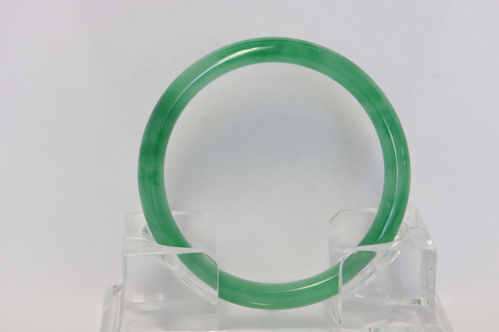 A fine translucent apple green jadeite bangle: A fine translucent apple green jadeite bangle, 0.45"x2.85"od(2.35"id)